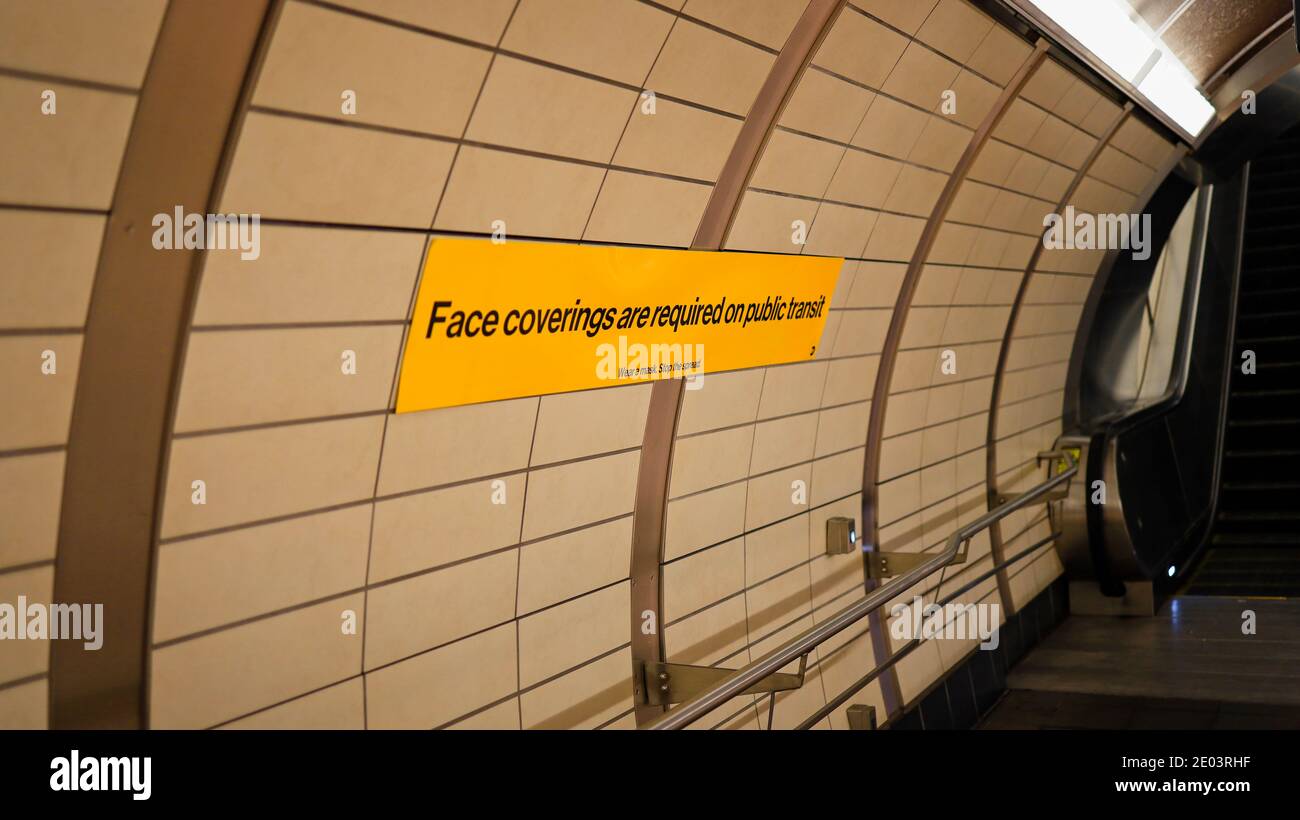 New York, NY, USA - 29. Dezember 2020: Warnzeichen, dass in der U-Bahn Gesichtsbedeckungen erforderlich sind Stockfoto