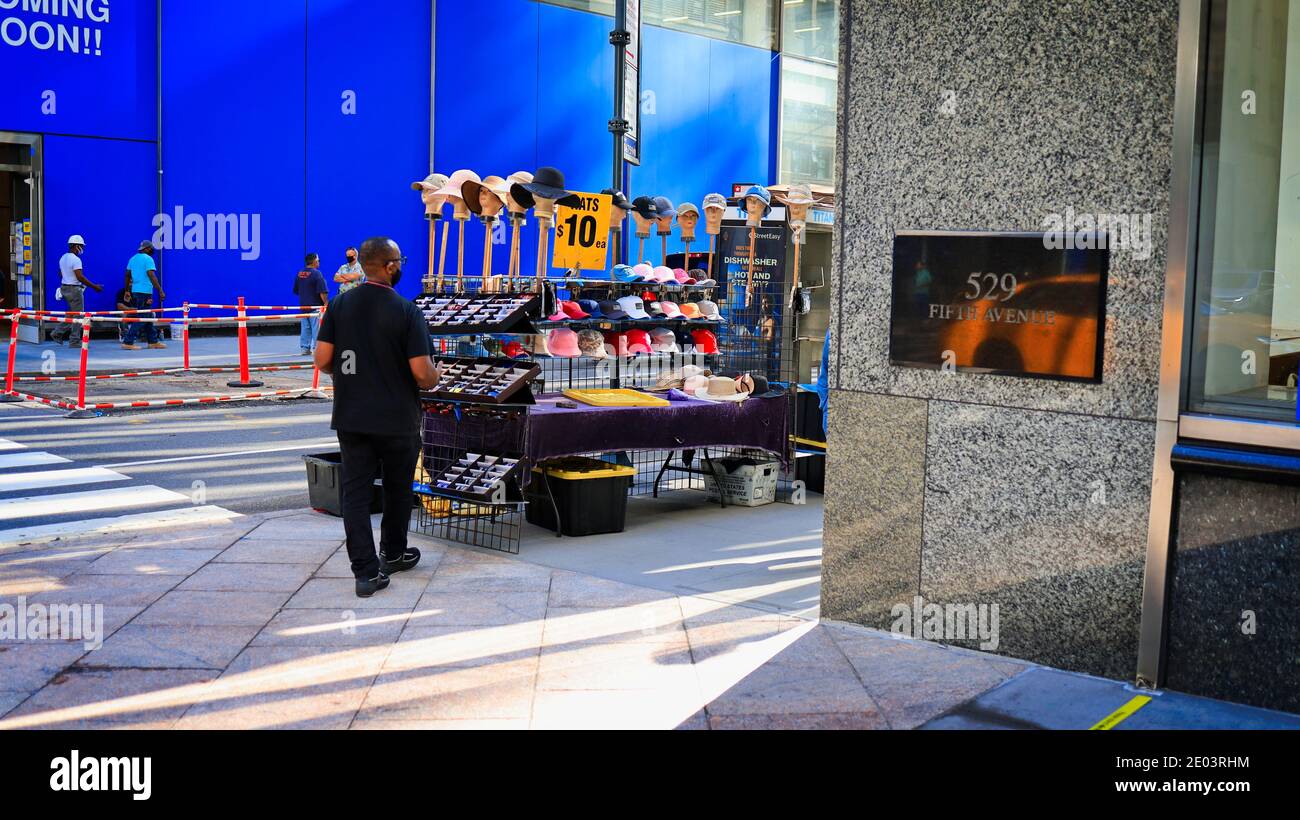 New York, NY, USA - 29. Dezember 2020: Bürgersteig Verkäufer Verkauf Hüte in Midtown Stockfoto