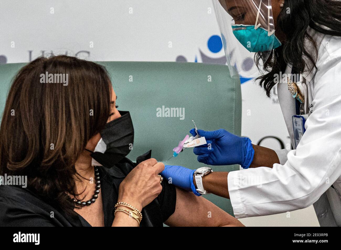 Washington, Usa. Dezember 2020. Die designierte US-Vizepräsidentin Kamala Harris wird am Dienstag, den 29. Dezember 2020, im United Medical Center in Washington, DC von der registrierten Krankenschwester Patricia Cummings mit dem Impfstoff Moderna COVID-19 geimpft. Danach drängte Harris alle, sich impfen zu lassen, dass es relativ schmerzlos, sicher und schnell sei. Foto von Ken Cedeno/UPI Kredit: UPI/Alamy Live Nachrichten Stockfoto