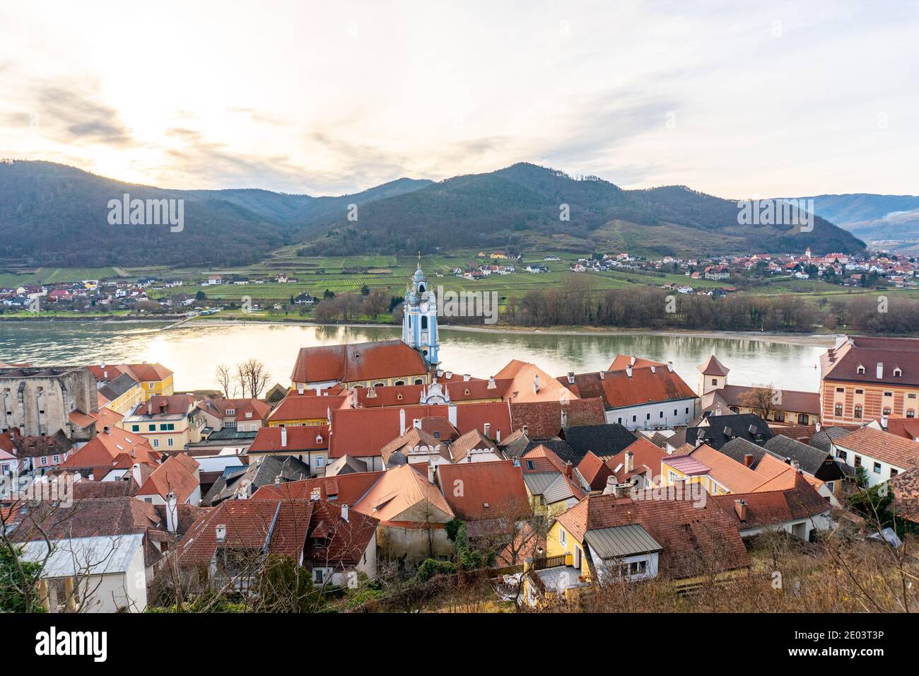 Durnstein Dorf und Kirche an der Donau in der Wachau; Niederösterreich. Landschaftlich reizvolle Sehenswürdigkeit in Europa. Stockfoto