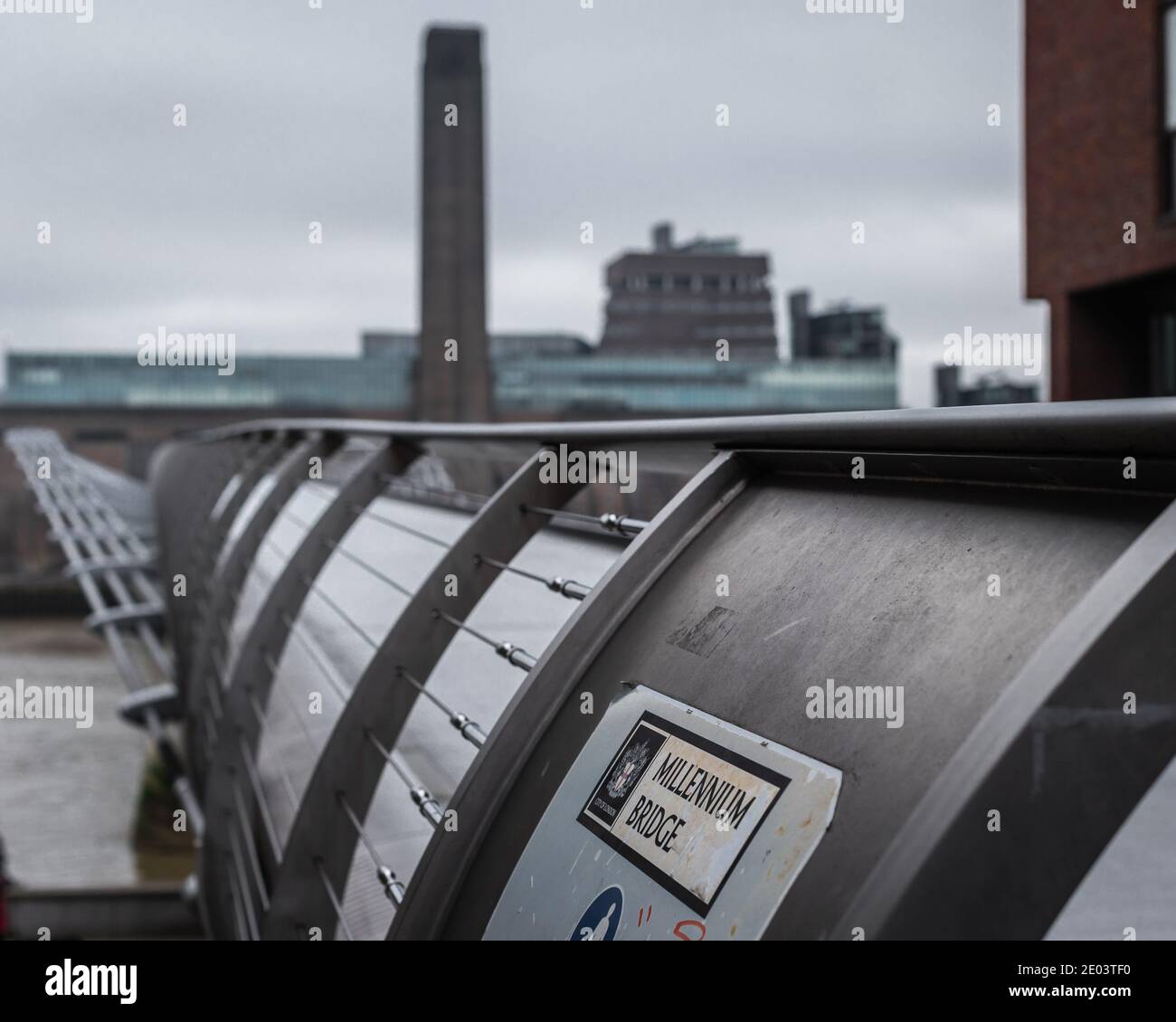 Eine verlassene Millennium Bridge in London während der Sperre. Stockfoto