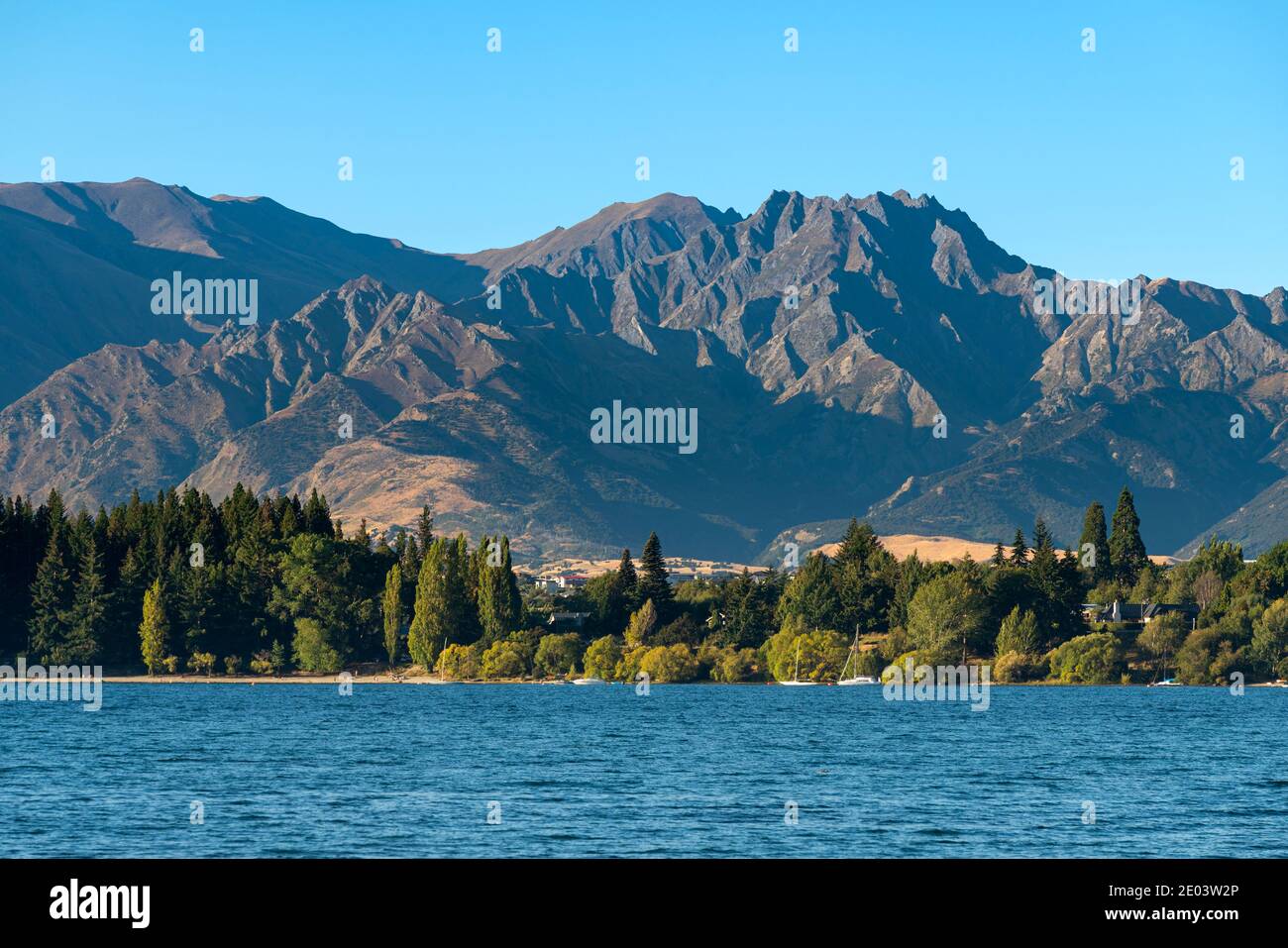 Roys Bay am Wanaka Lake gegen Berge, Wanaka, Queenstown-Lakes District, Otago Region, South Island, Neuseeland Stockfoto