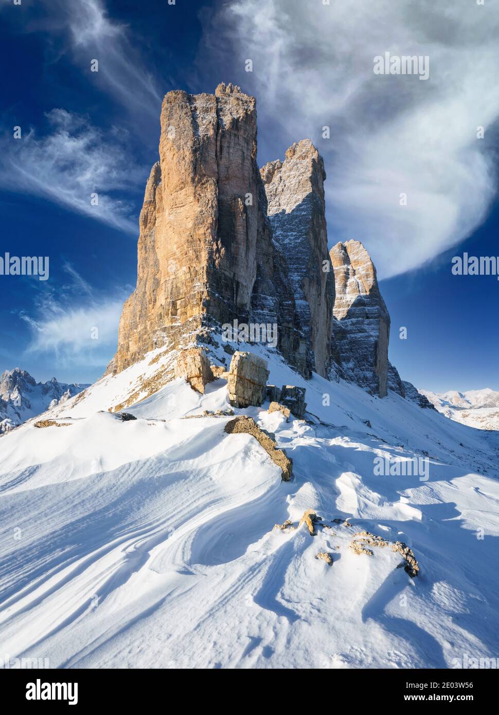 Tre cime di Lavaredo Gipfel mit Schnee im Winter Sonniger Tag mit weißen Wolken und blauem Himmel in den Dolomiten Stockfoto