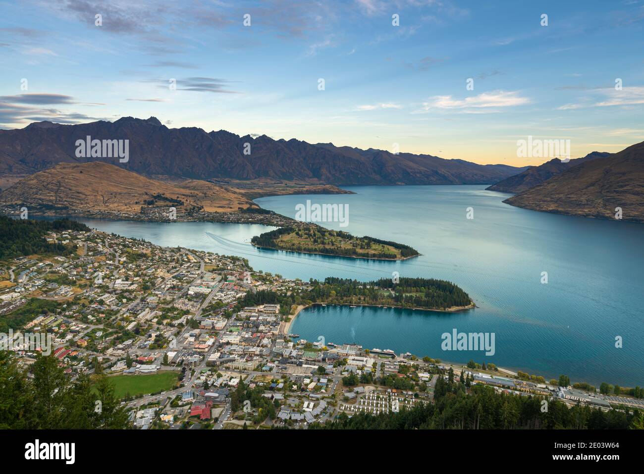 Malerische Aussicht auf Queenstown und Lake Wakatipu in der Abenddämmerung, Otago Region, South Island, Neuseeland Stockfoto