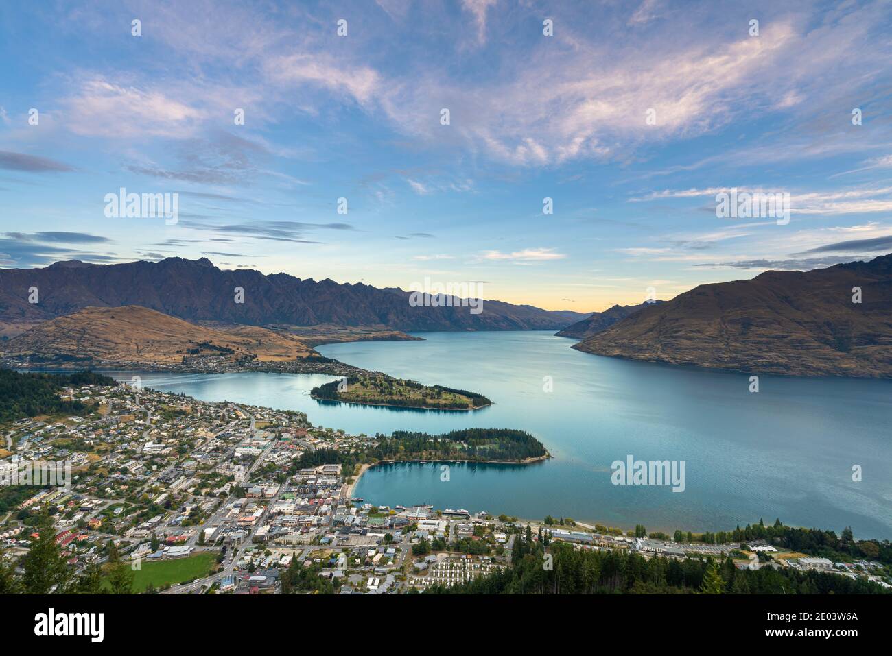 Malerische Aussicht auf Queenstown und Lake Wakatipu in der Abenddämmerung, Otago Region, South Island, Neuseeland Stockfoto