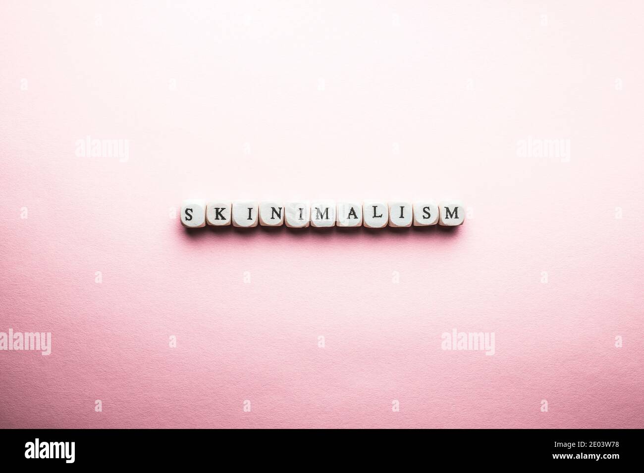 Skinimalismus. Trend im täglichen Make-up. Trend in der hausgemachten Hautpflege. Foto mit negativem Raum. Stockfoto