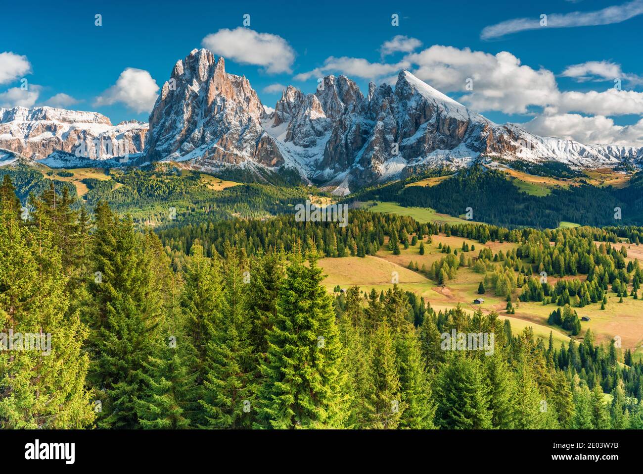 Seiseralm Seiser Alm Italienische Dolomiten Weitblick Grüne Wiesen mit schneebedeckten Bergen und blauen Himmel mit Weiße Wolken Stockfoto