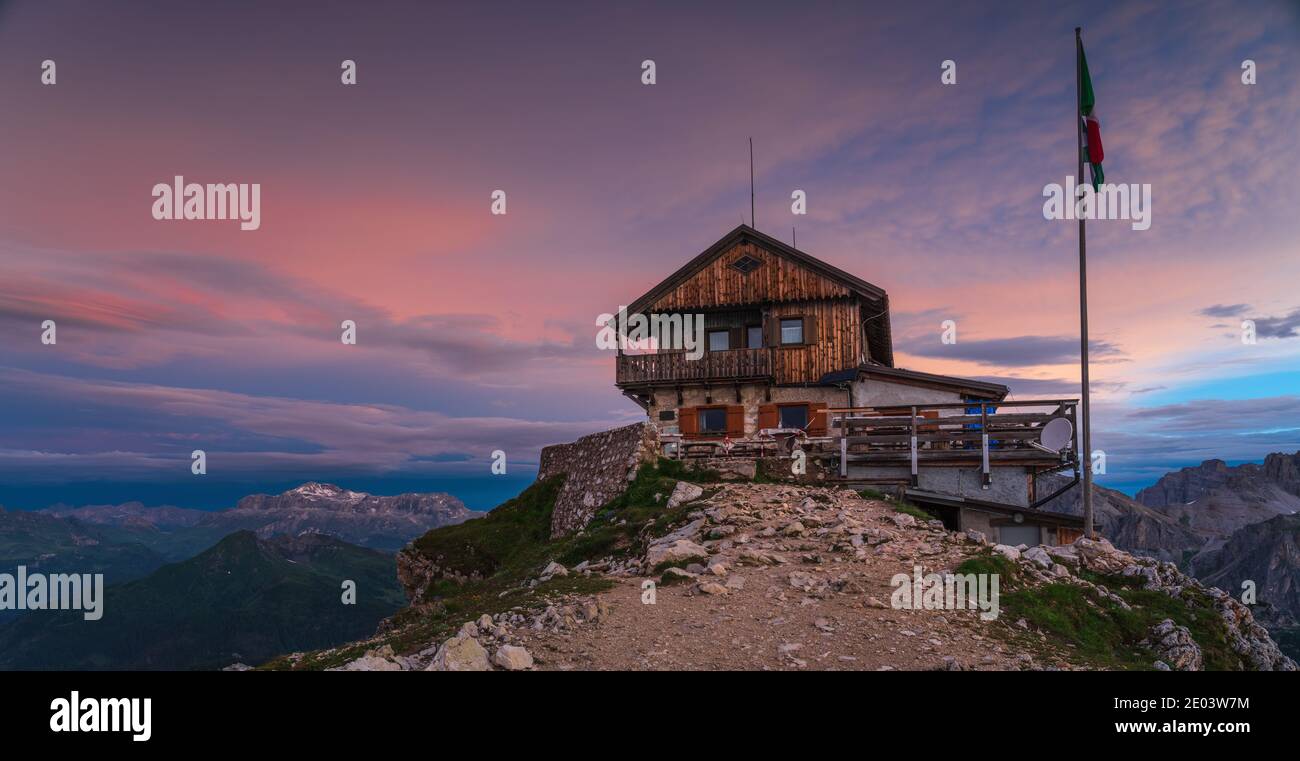 Rifugio Nuvolau Hütte in den italienischen Dolomiten bei Sonnenaufgang Stockfoto