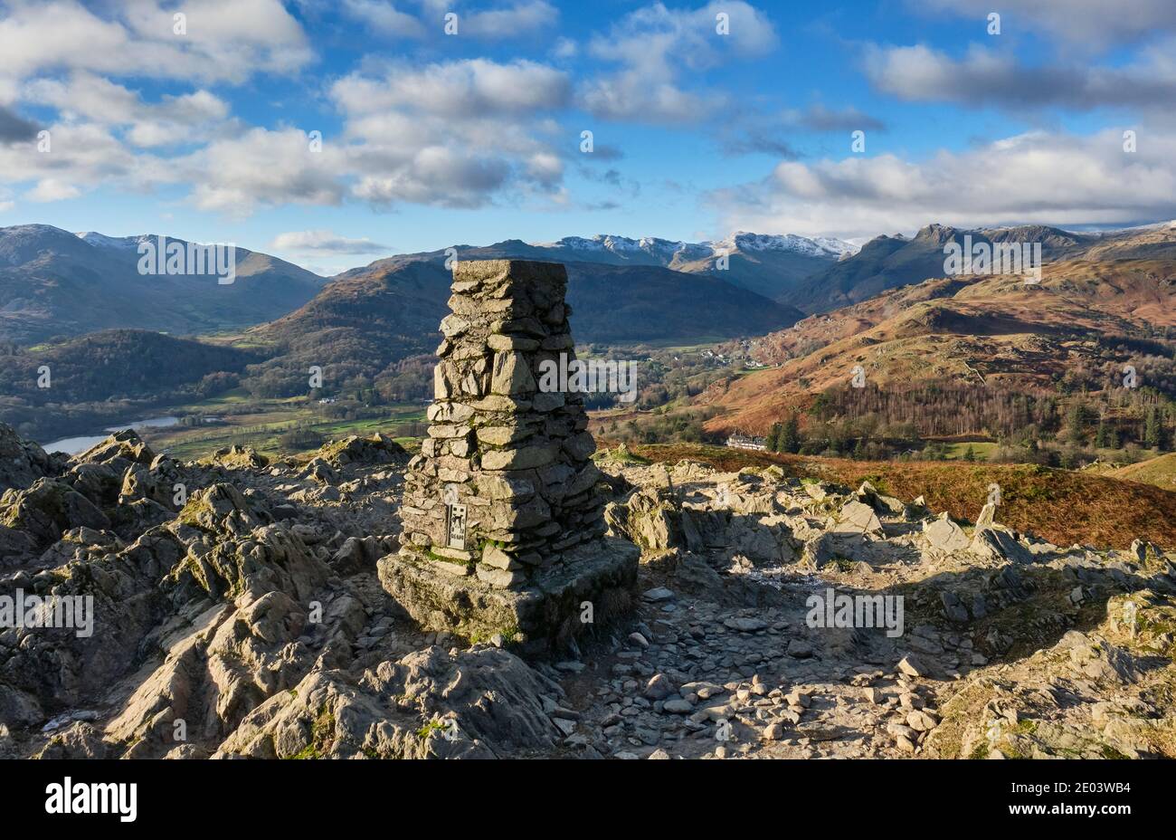 Lingmoor Fell, Crinkle Crags, Bowfell, die Langdale Pikes und Chapel Stile vom Gipfel des Loughrigg Fell gesehen, Grasmere, Lake District, Cumbria Stockfoto