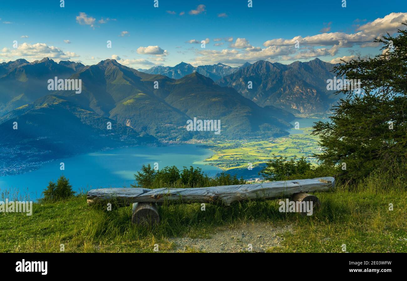 Monte Legnoncino empi Holzbank mit Blick auf den Comer See Stockfoto