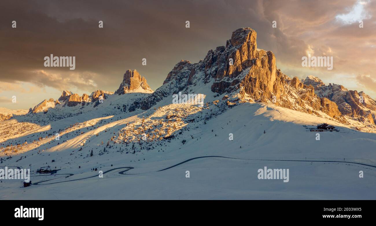 Passo Giau Italienische Dolomiten bei Sonnenaufgang mit schneebedeckten  Bergen Stockfotografie - Alamy