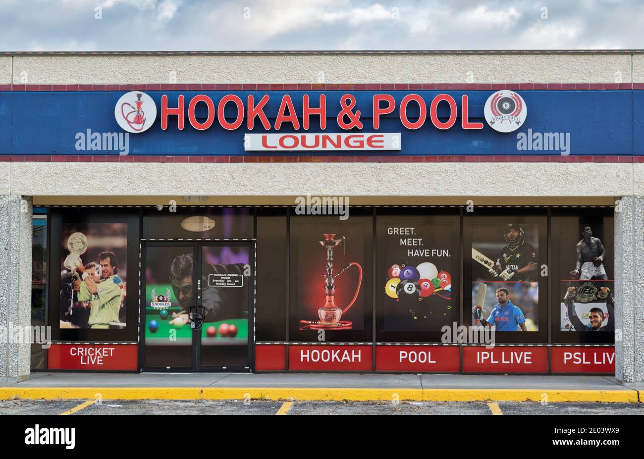 Houston, Texas USA 11-26-2020: Shisha and Pool Lounge Exterior in Houston, TX. Stockfoto