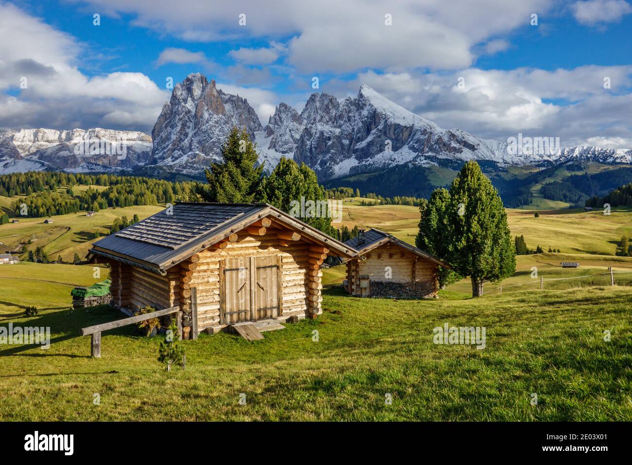 Seiser Alm Seiseralm Dolomiten Südtirol Holzhütte in Südtirol Grüne Wiesen mit Bergen im Hintergrund Stockfoto