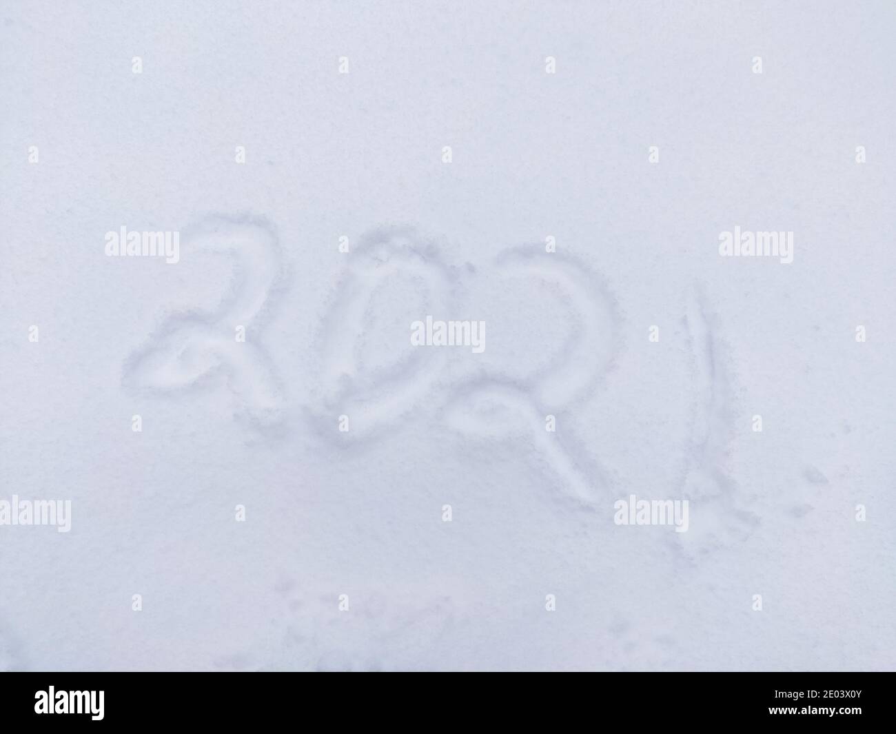 2021 Jahre Texthandschrift auf weißem Schnee. Winter Neujahr Hintergrund mit Kopierplatz Stockfoto