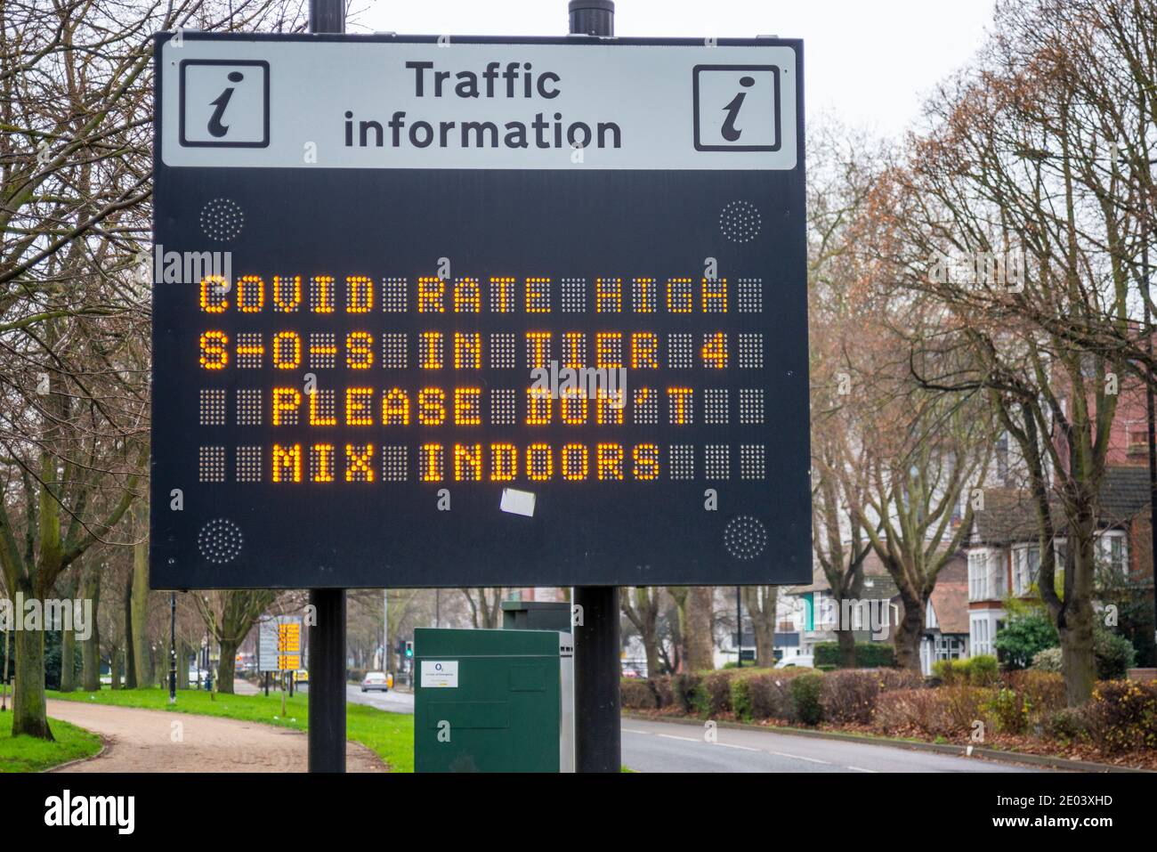 Elektronisches Matrixschild mit COVID 19 Nachricht in Southend on Sea, Essex, UK. COVID-Rate hoch, Stufe 4, bitte nicht in Innenräumen mischen. Coronavirus-Warnung Stockfoto