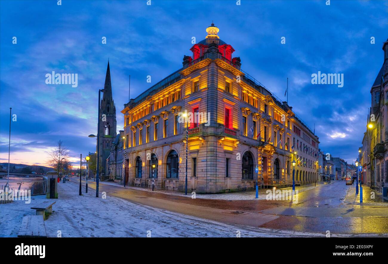 Perth Schottland, das Perth und Kinross Council Building beleuchtet. Stockfoto