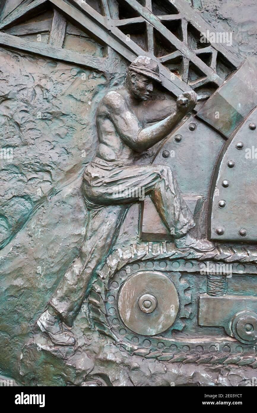 Ein Detail der Kranarbeiten in der großen, Bronze-Fries, die Engineering-Projekte zeigt. Am SeeBees-Denkmal in der Nähe des Nationalfriedhofs von Arlington in Virgin Stockfoto