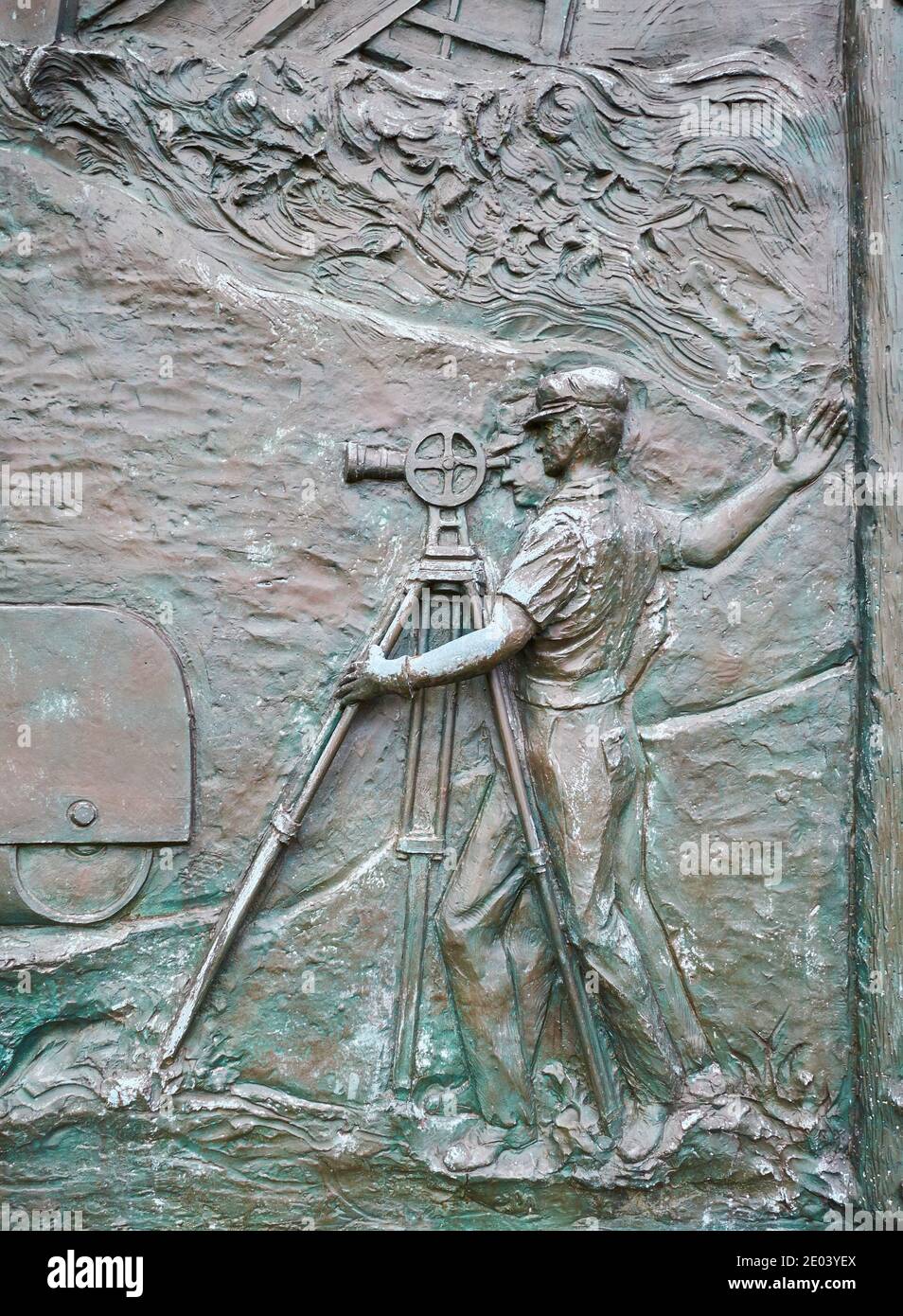 Ein Detail von Vermessungsarbeiten in der großen, Bronze Fries, die Engineering-Projekte zeigt. Am SeeBees-Denkmal in der Nähe des Nationalfriedhofs von Arlington in VI Stockfoto