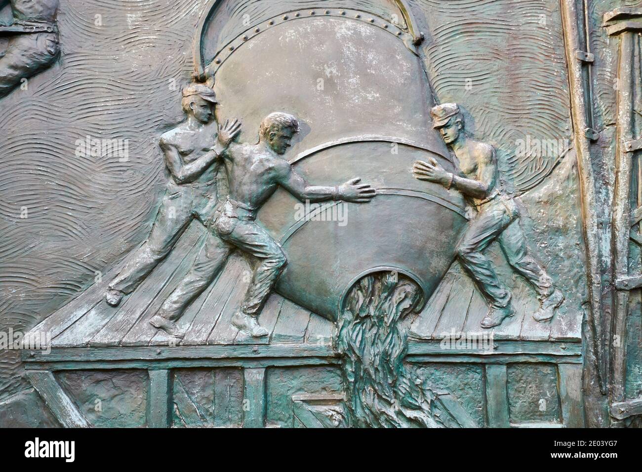 Ein Detail der Betonarbeiten in der großen, Bronze-Fries, die Engineering-Projekte zeigt. Am SeeBees-Denkmal in der Nähe des Nationalfriedhofs von Arlington in Vir Stockfoto