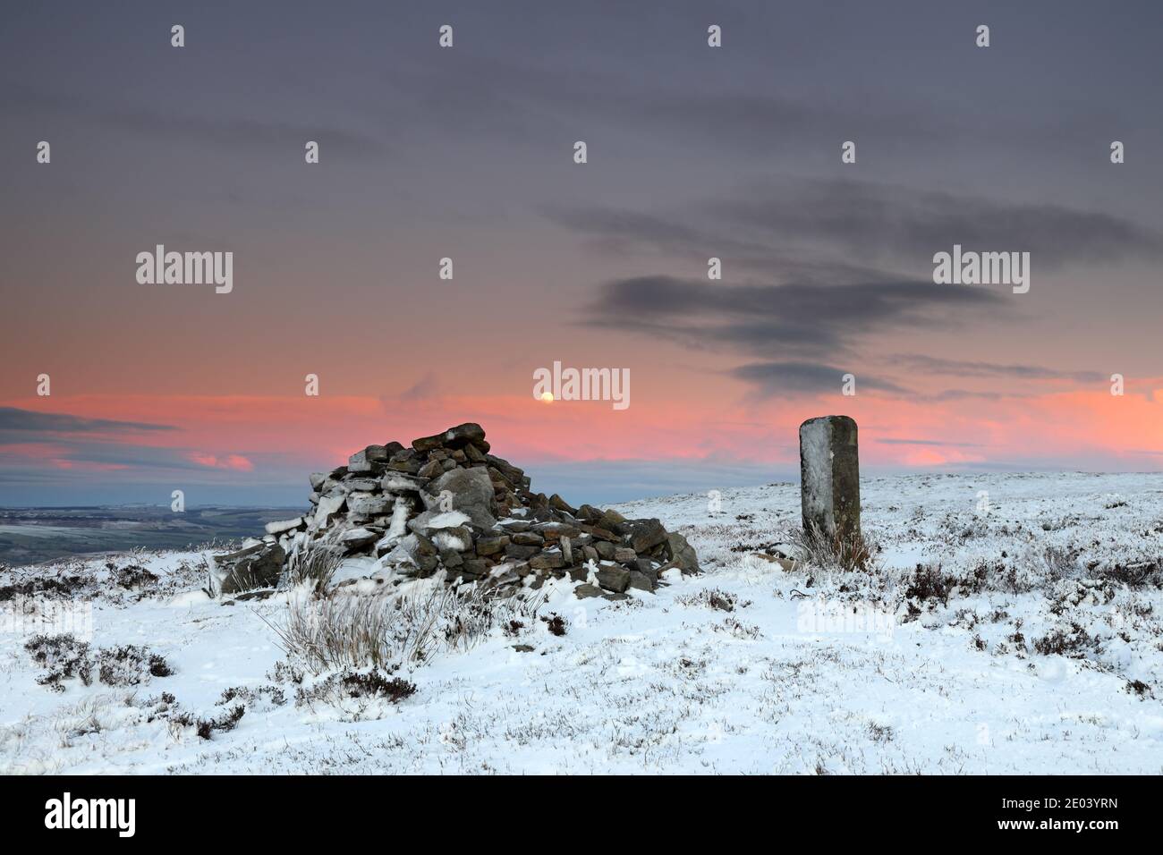 Long man Currick, Teesdale, County Durham, Großbritannien. Dezember 2020. Wetter in Großbritannien. Nach einem weiteren kalten, knackigen Wintertag mit Schneeschauern und sonnigen Zaubersprüchen steigt der Mond hinter Long man Currick in Teesdale, County Durham auf. Kredit: David Forster/Alamy Live Nachrichten Stockfoto
