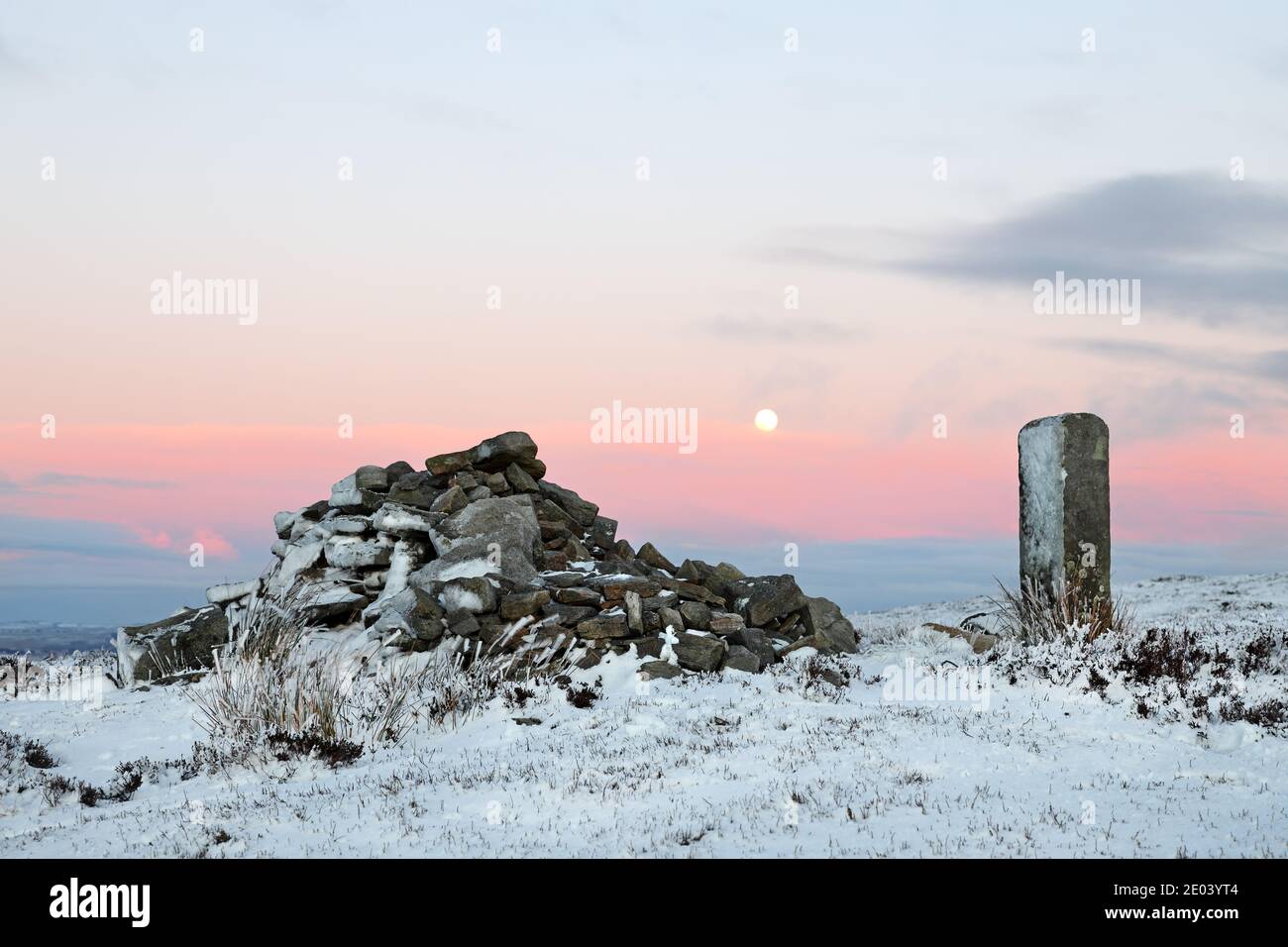 Long man Currick, Teesdale, County Durham, Großbritannien. Dezember 2020. Wetter in Großbritannien. Nach einem weiteren kalten, knackigen Wintertag mit Schneeschauern und sonnigen Zaubersprüchen steigt der Mond hinter Long man Currick in Teesdale, County Durham auf. Kredit: David Forster/Alamy Live Nachrichten Stockfoto