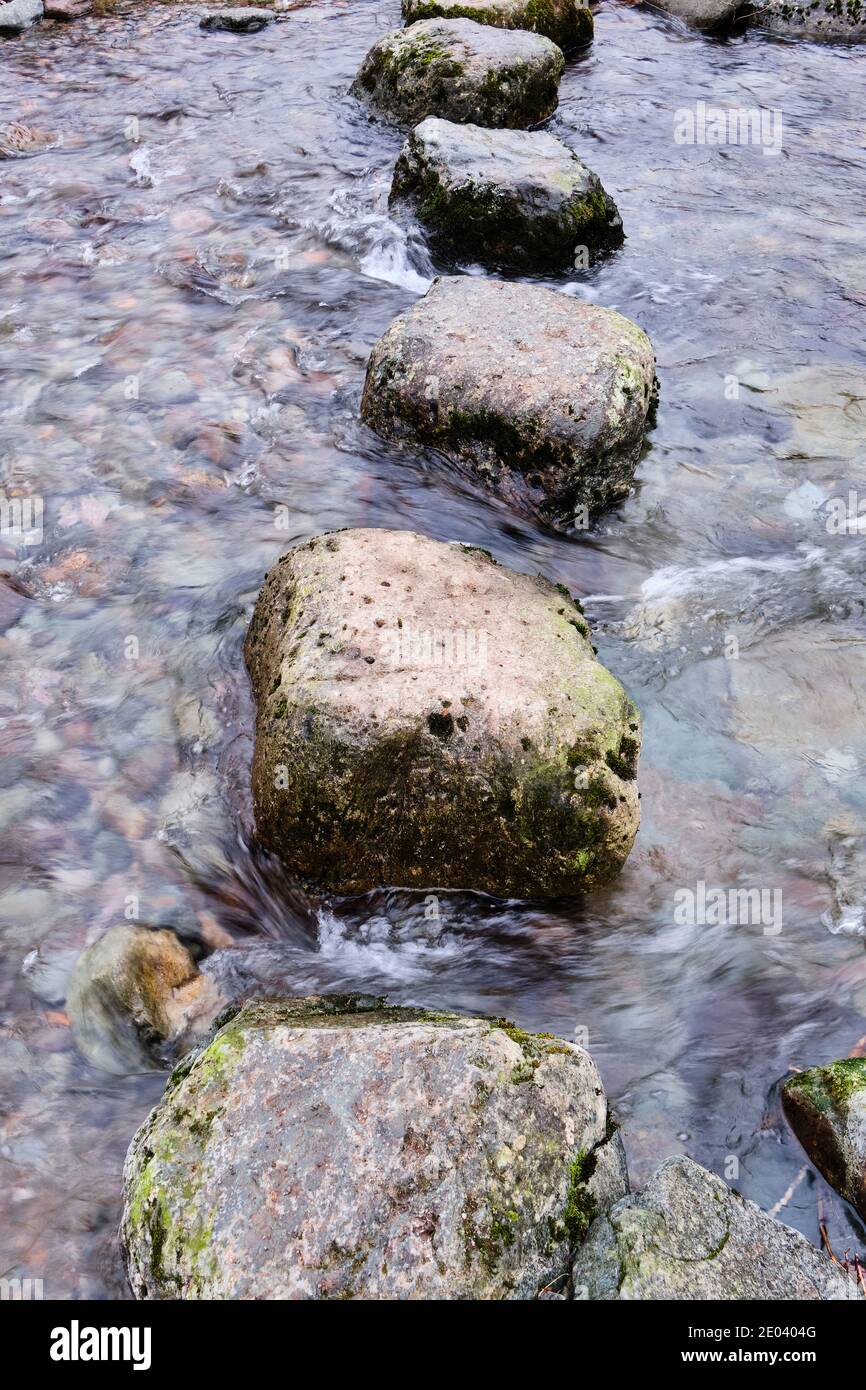 Stepping Stones über Tongue Gill, in der Nähe des Flusses Rothay an der Low Mill Bridge in der Nähe von Grasmere, Lake District, Cumbria Stockfoto