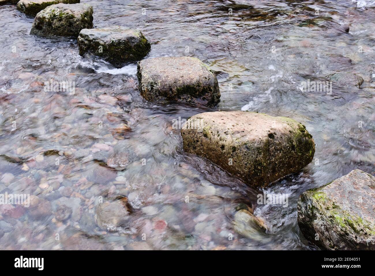 Stepping Stones über Tongue Gill, in der Nähe des Flusses Rothay an der Low Mill Bridge in der Nähe von Grasmere, Lake District, Cumbria Stockfoto