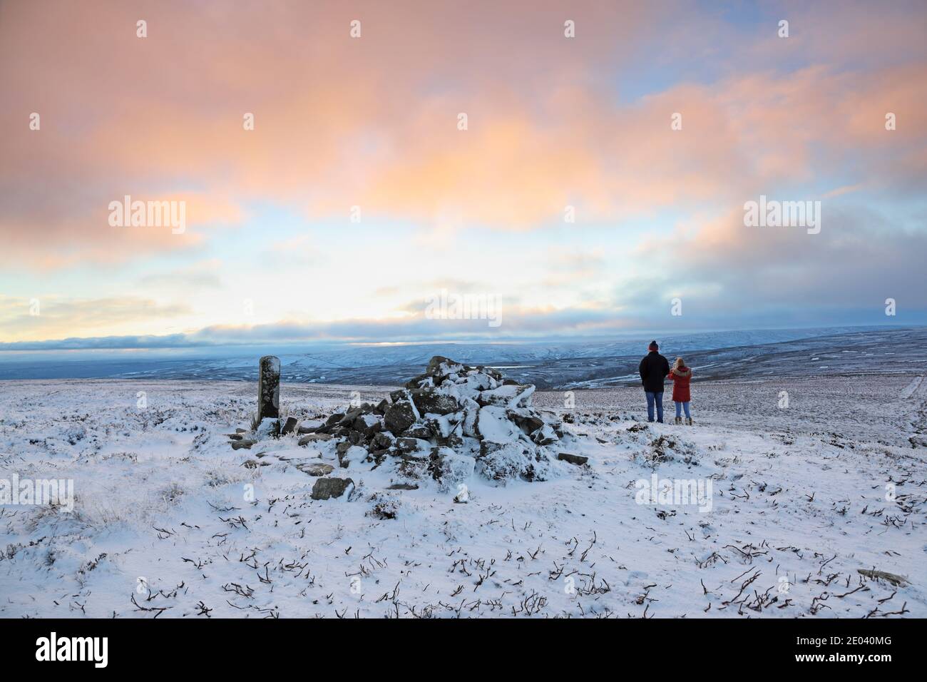 Long man Currick, Teesdale, County Durham, Großbritannien. Dezember 2020. Wetter in Großbritannien. Die Menschen genießen einen schönen Abschluss eines weiteren knackigen Wintertages mit Schneeschauern und sonnigen Zaubersprüchen in Teesdale, County Durham. Kredit: David Forster/Alamy Live Nachrichten Stockfoto