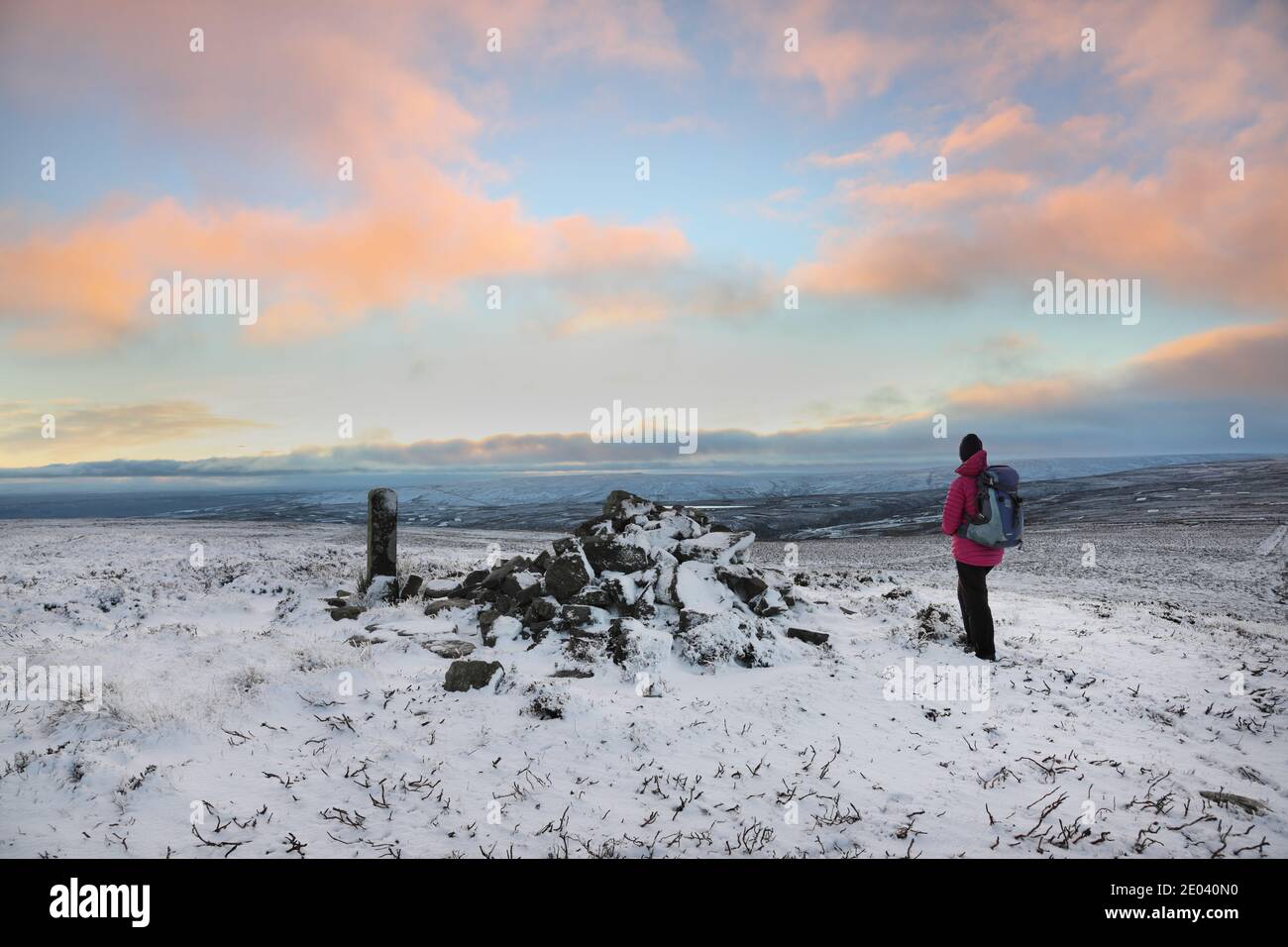 Long man Currick, Teesdale, County Durham, Großbritannien. Dezember 2020. Wetter in Großbritannien. Die Menschen genießen einen schönen Abschluss eines weiteren knackigen Wintertages mit Schneeschauern und sonnigen Zaubersprüchen in Teesdale, County Durham. Kredit: David Forster/Alamy Live Nachrichten Stockfoto