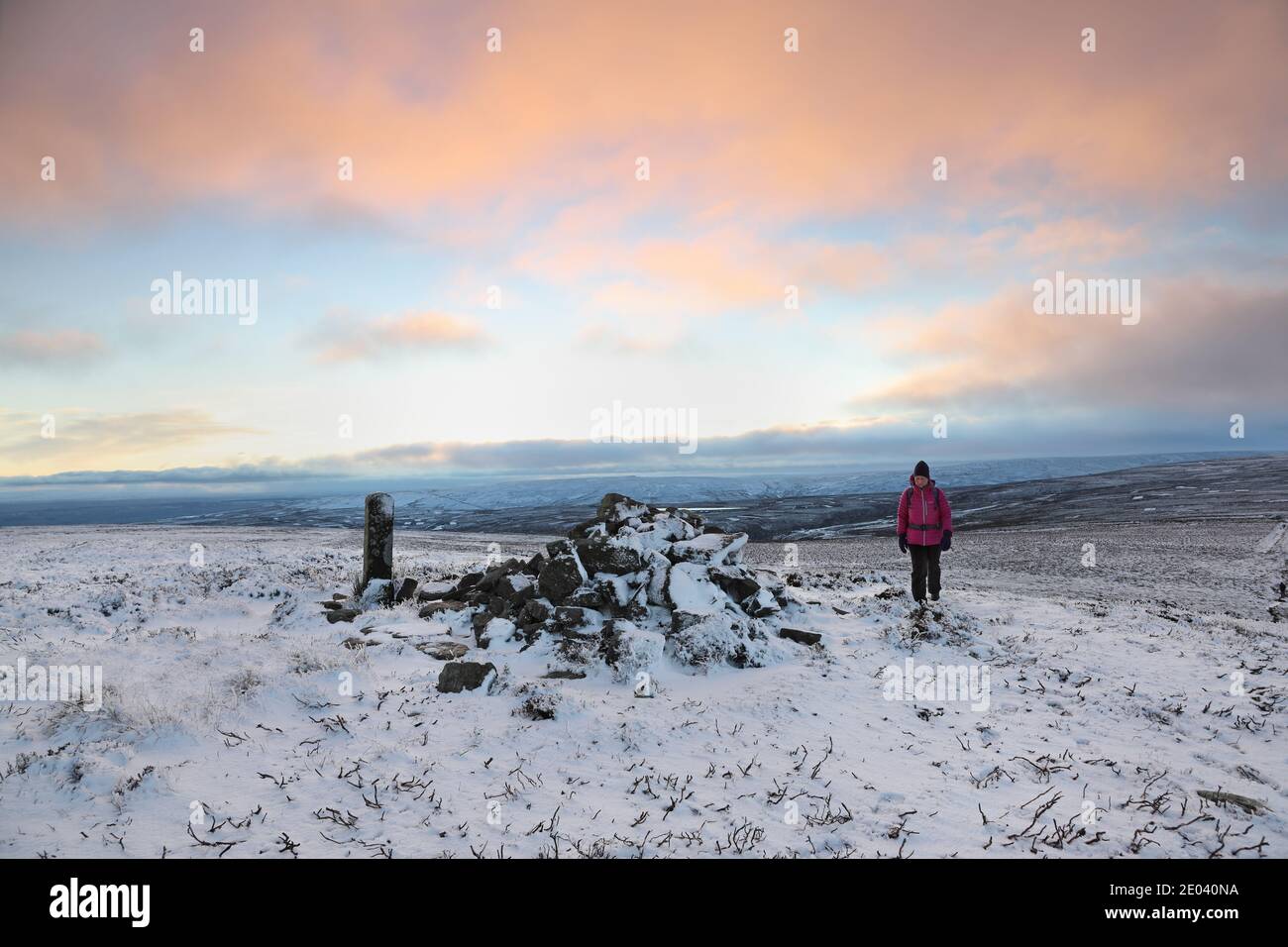Long man Currick, Teesdale, County Durham, Großbritannien. Dezember 2020. Wetter in Großbritannien. Die Menschen genießen einen schönen Abschluss eines weiteren knackigen Wintertages mit Schneeschauern und sonnigen Zaubersprüchen in Teesdale, County Durham. Kredit: David Forster/Alamy Live Nachrichten Stockfoto