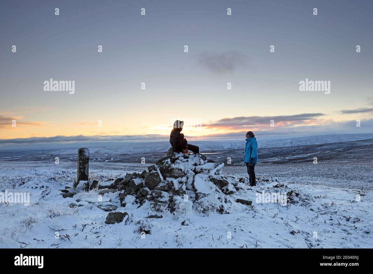 Long man Currick, Teesdale, County Durham, Großbritannien. Dezember 2020. Wetter in Großbritannien. Die Menschen genießen einen schönen Abschluss eines weiteren knackigen Wintertages mit Schneeschauern und sonnigen Zaubersprüchen in Teesdale, County Durham. Kredit: David Forster/Alamy Live Nachrichten Stockfoto