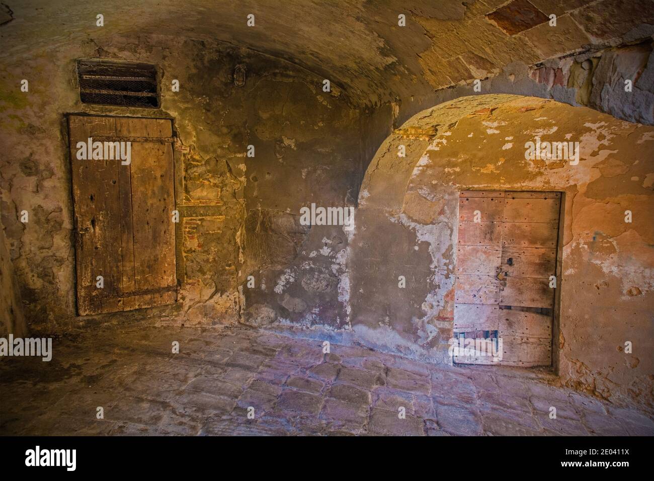 Türen in einem heruntergekommenen Gebäude im historischen mittelalterlichen Dorf Scansano, Provinz Grosseto, Toskana, Italien Stockfoto