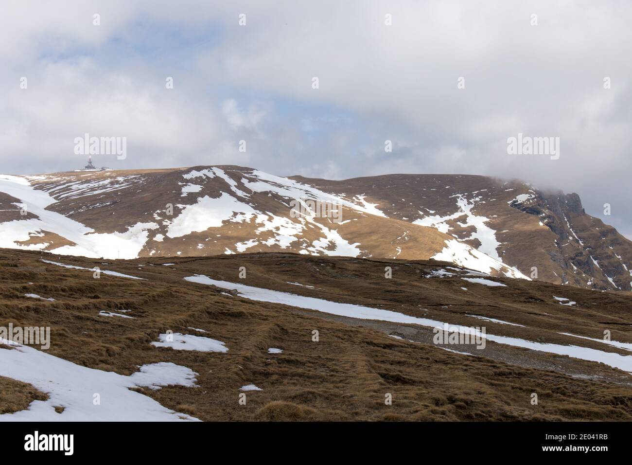 Verschneite Hügel in den karpaten Stockfoto