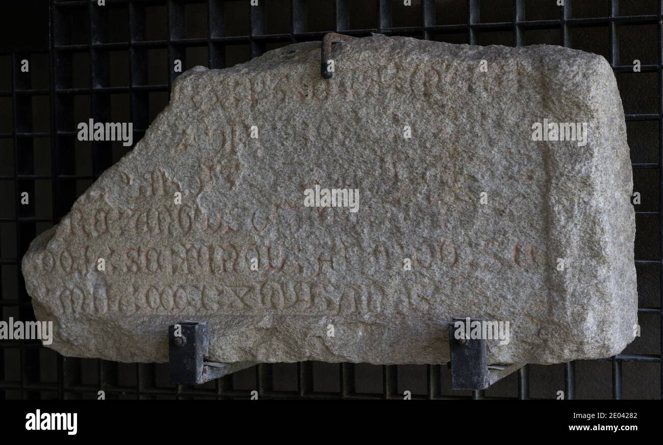 Grabstein mit Inschrift in galizischer Sprache, 1446. Vom Kloster Santo Domingo (A Coruña, Galicien, Spanien). Archäologisches und Historisches Museum VON A Coruña (Burg San Anton). Galicien, Spanien. Stockfoto