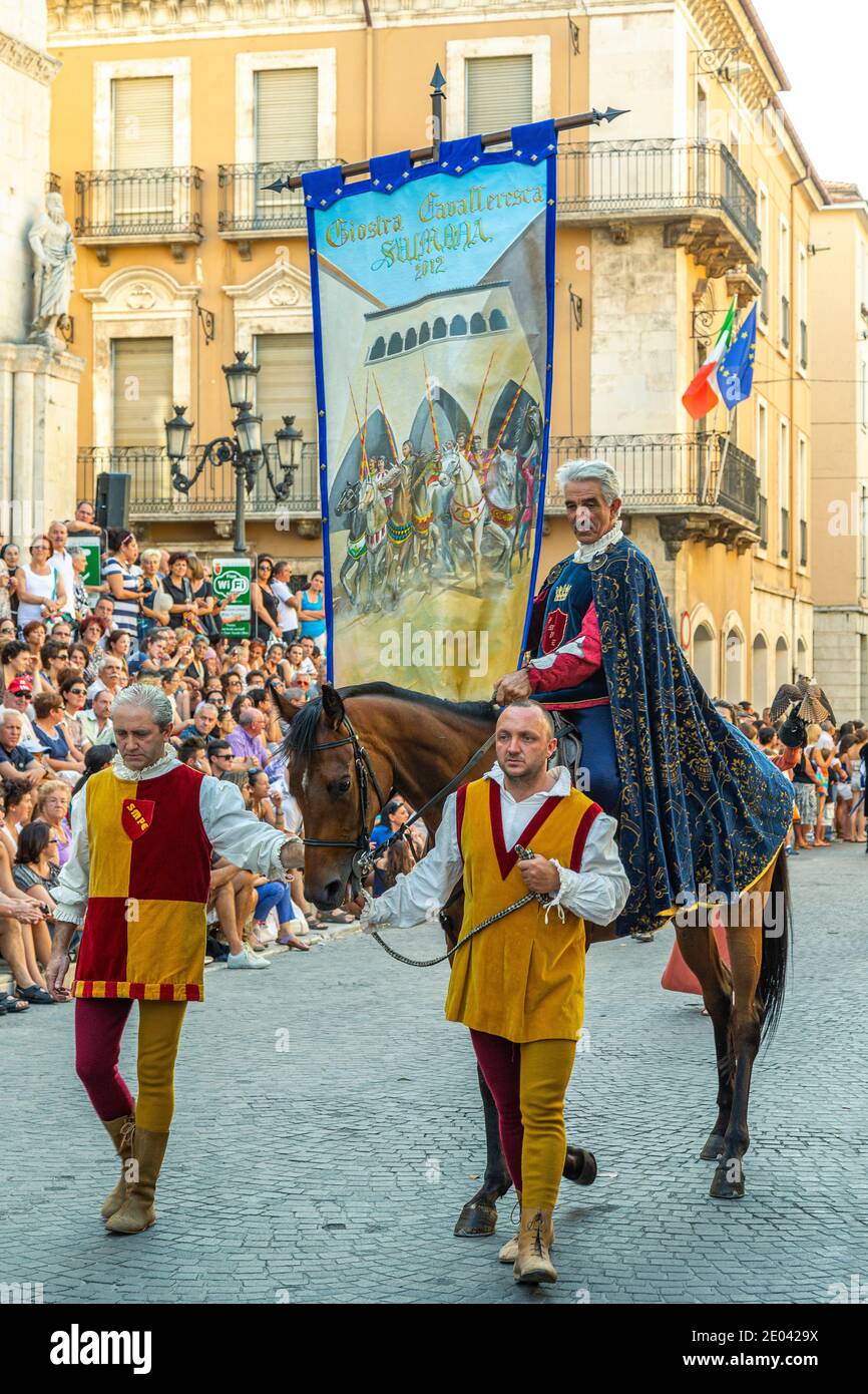 Parade der historischen Kostüme während der Giostra Cavalleresca, Jausting Ritter, in Sulmona Stockfoto