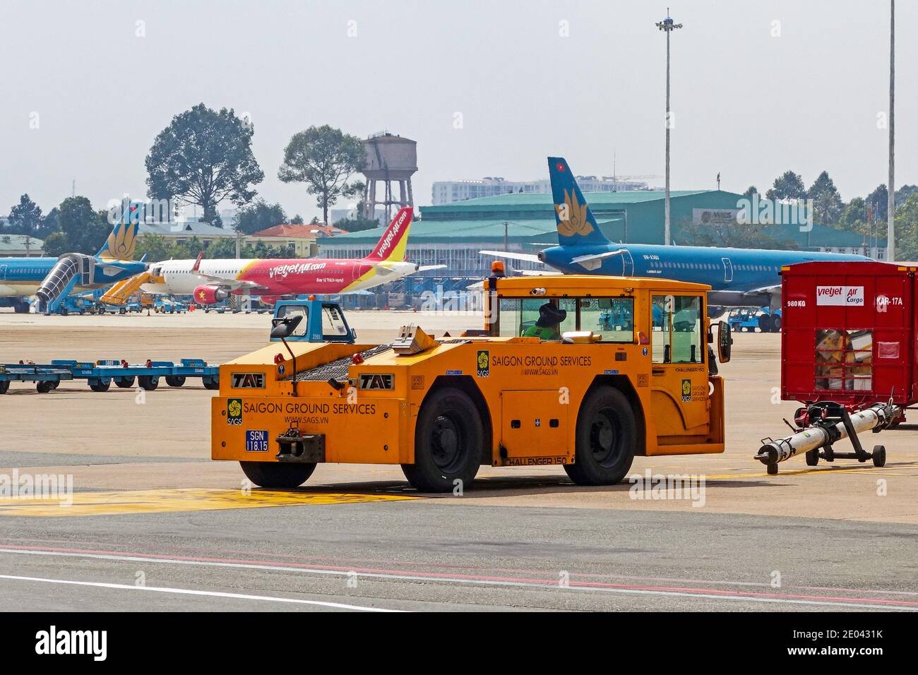 Ein Traktor der Saigon Ground Services verwendet, um Flugzeuge oder Flugzeuge auf dem Asphalt am Flughafen Ho Chi Minh City, Vietnam, Asien zu manövrieren Stockfoto