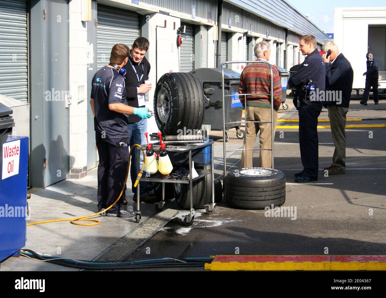 Mechaniker mit Michelin-Rillen der Formel 1-Reifen am Hinterkopf pf the Boxes an einem Testtag auf der Silverstone-Rennstrecke Northampton England 20. September 200 Stockfoto