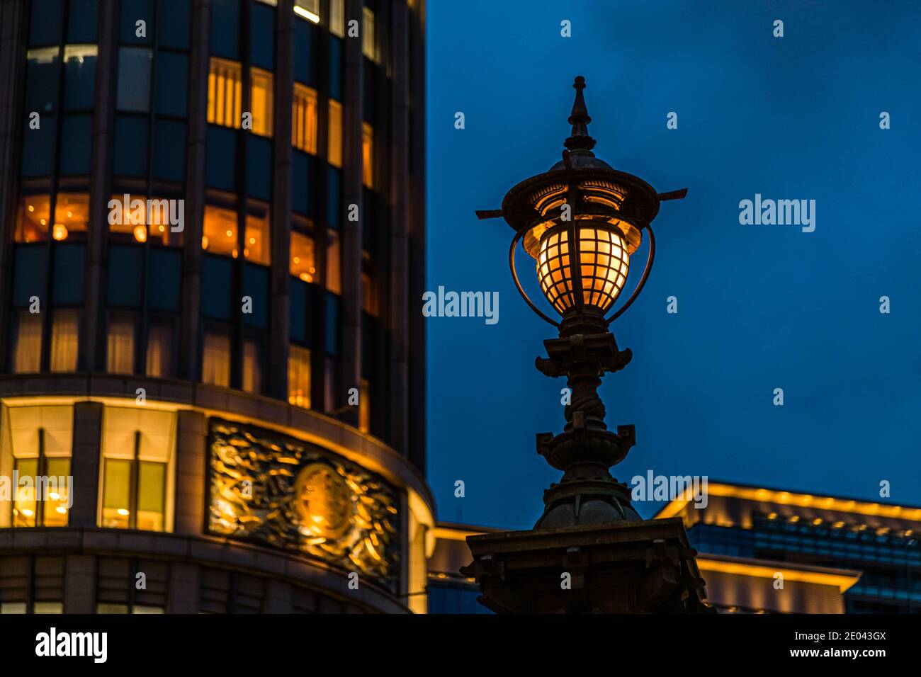 Tokio: Tradition und Moderne Tokyo City Street Lampe. Die Nihonbashi-Brücke in Tokio ist der Ausgangspunkt für alle Distanzen in Japan Stockfoto