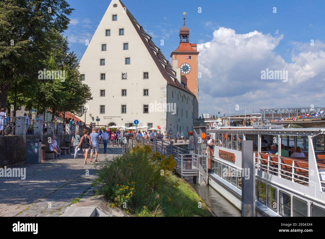 Blick auf den Wharfside. Besucherzentrum Welterbe, Regensburg, Bayern, Deutschland. Das Museum konzentriert sich auf die Geschichte der Steinbrücke der Stadt. Stockfoto