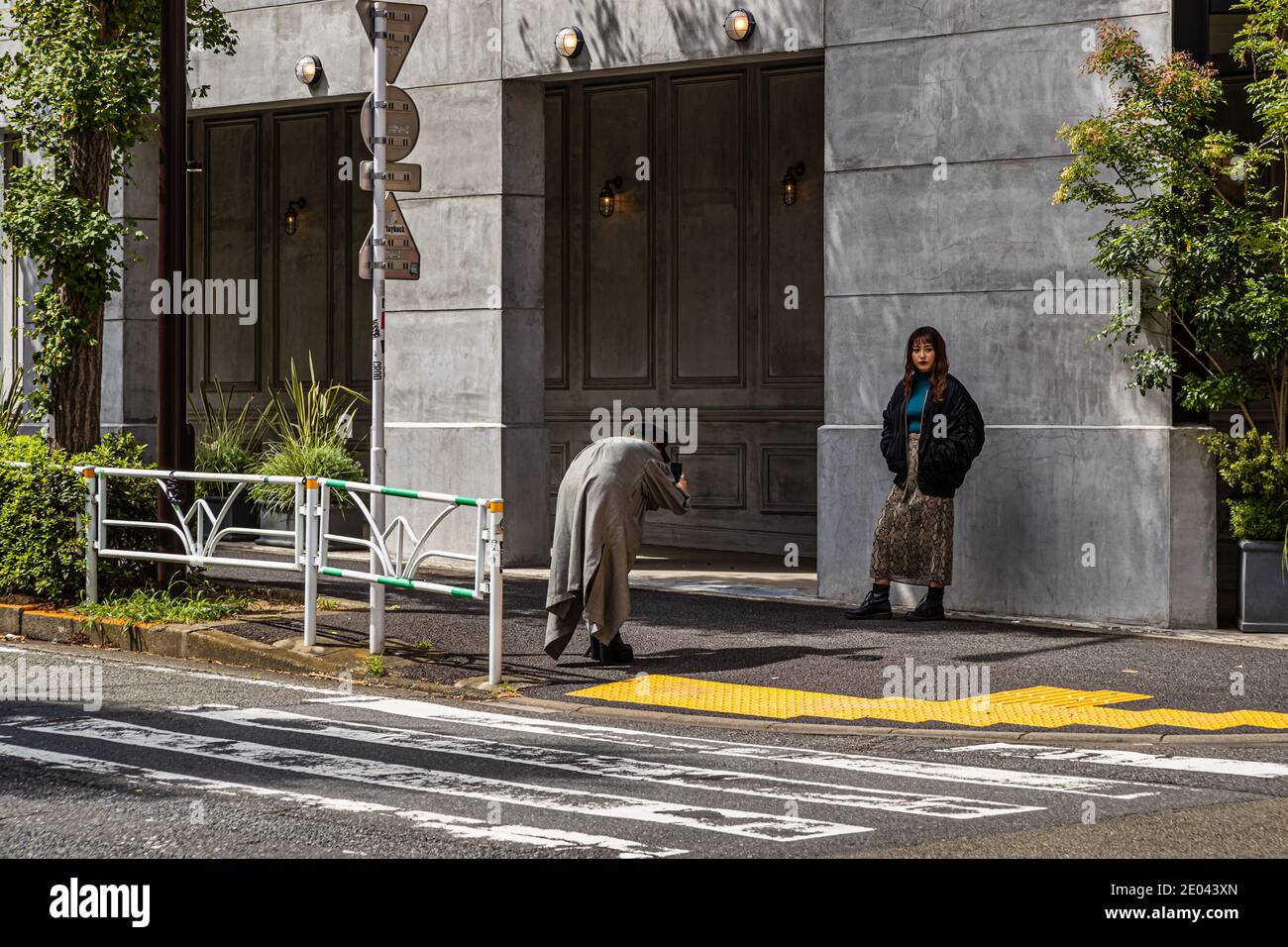 Fotoshooting von zwei weiblichen Influencerinnen in Shibuya, Tokio, Japan Stockfoto