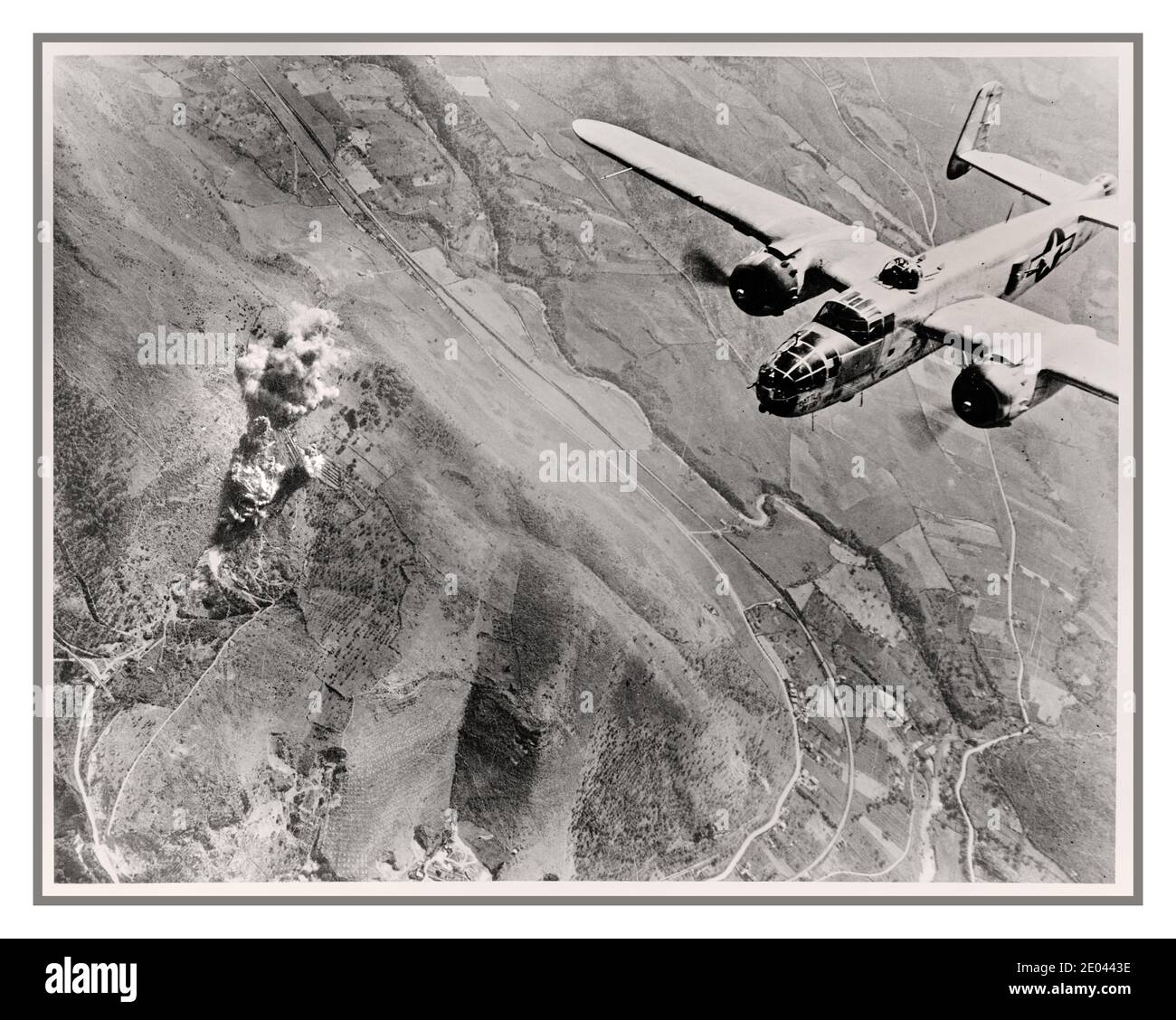 B-25 BOMBER Luftbild eines deutschen NS-Versorgungsdeponie in Rauch aufgehen. Ein mittlerer Bomber der B-25 der USA brüllt über Tivoli, dem Nazi-Versorgungszentrum zehn Meilen östlich von Rom. Jetzt eine rauchende Ruine, wurde es von den Deutschen als Terminal für die Verlegung Verstärkungen zu Kampfgebieten Italien 1940er Weltkrieg verwendet Stockfoto