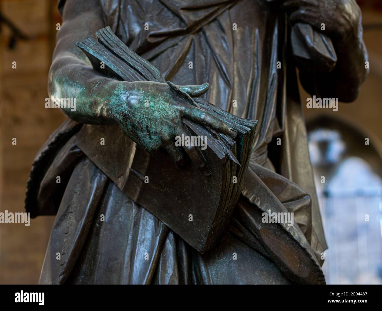 Detail aus der Statue des heiligen Lukas, Bronzestatue des Evangelisten Lukas von Giambologna im Museo di Orsanmichele, Florenz Stockfoto