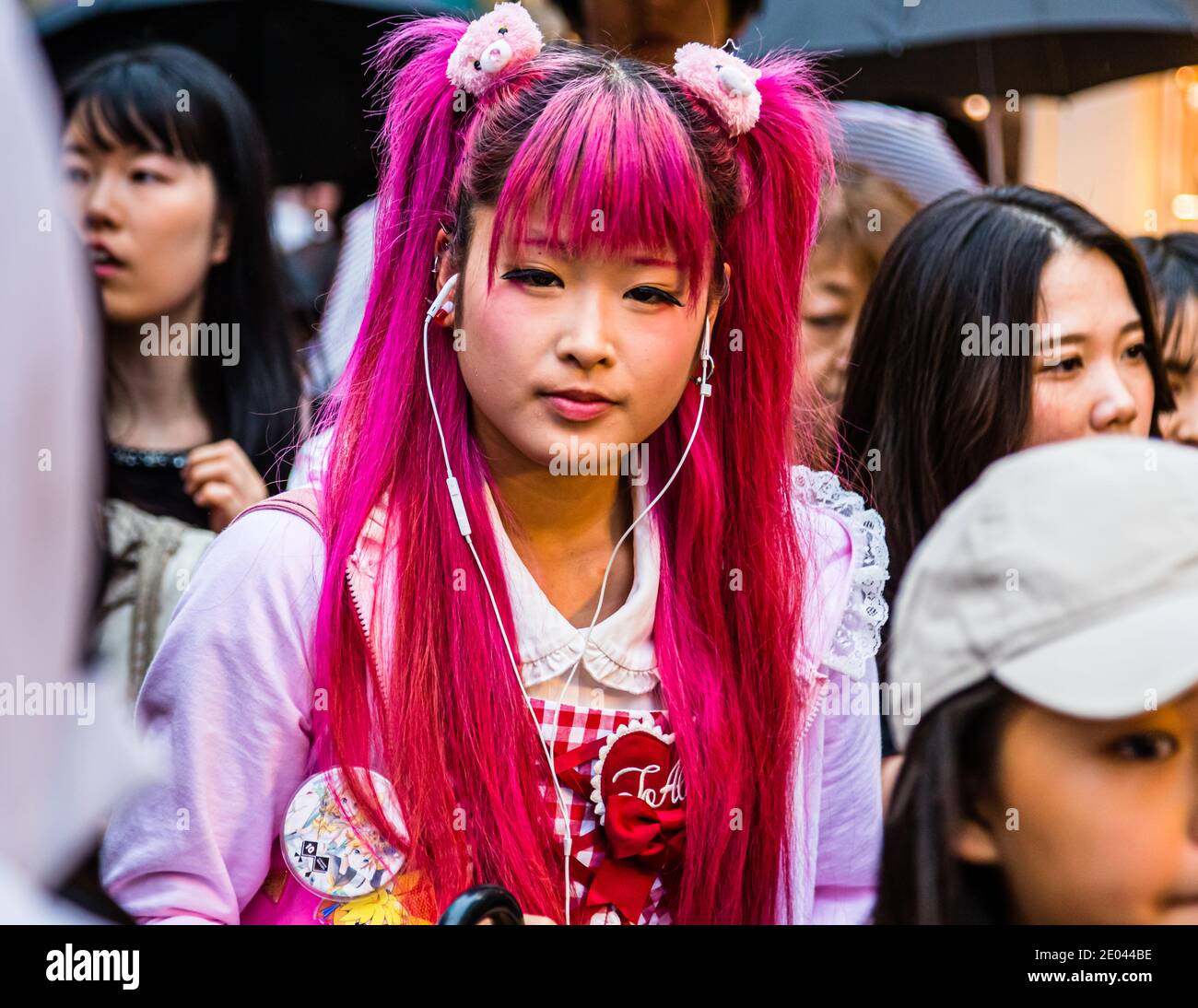Junge Frau im Kawaii-Look, so süß und mädchenhaft. Street Life in Tokio, Japan Stockfoto