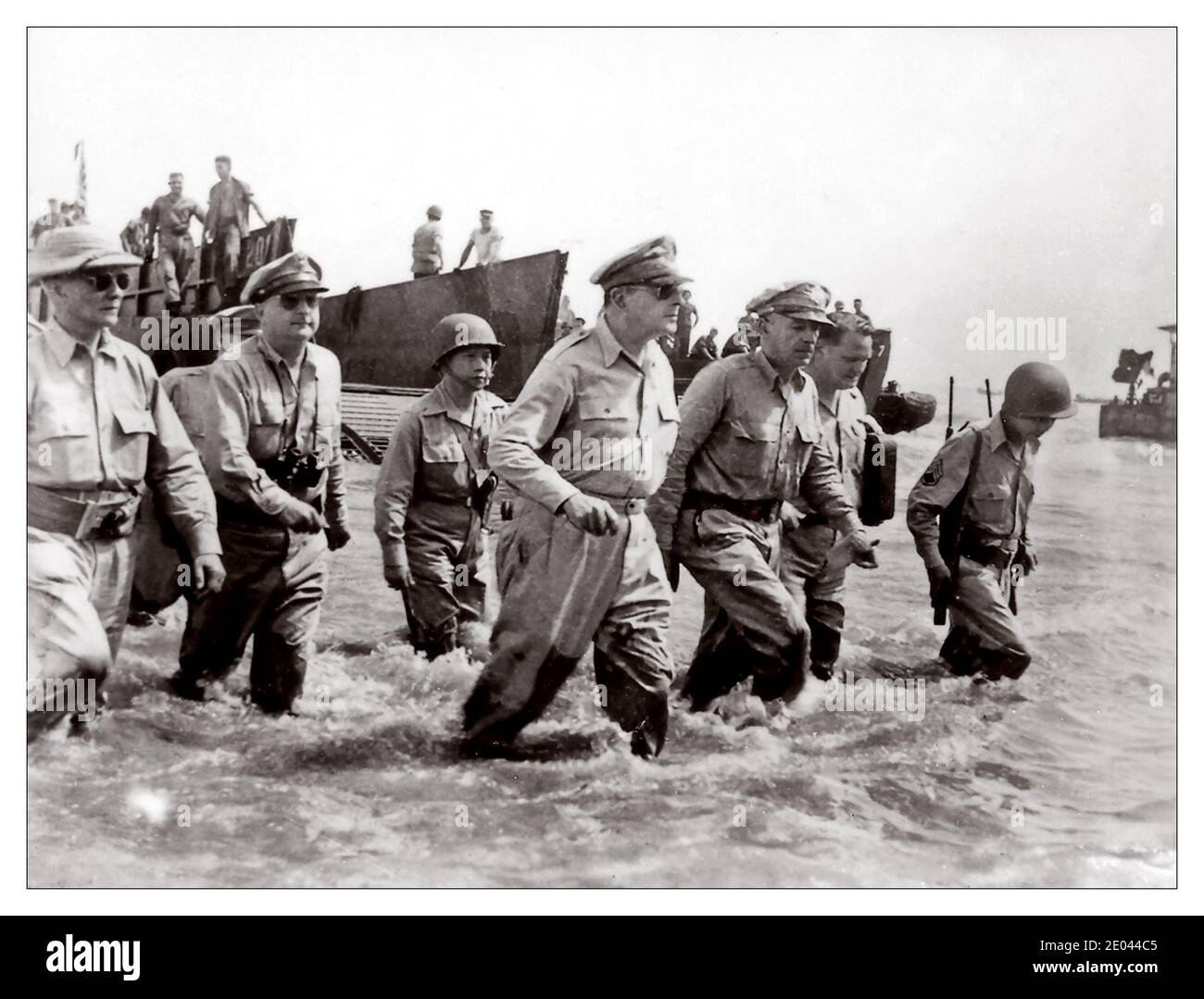 Der 2. Weltkrieg General Douglas MacArthur wades an Land mit seinen leitenden Offizieren während der ersten Landungen in Leyte, philippinische Inseln Oktober 1944 Zweiten Weltkrieg Stockfoto