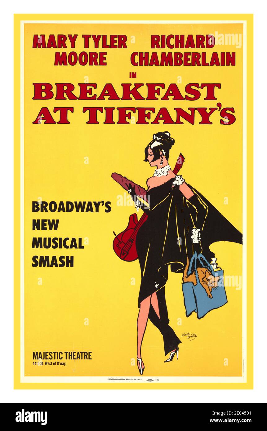 FRÜHSTÜCK IM TIFFANY'S MUSICAL THEATER Vintage 1960s Theatre Poster zum Frühstück im Tiffany's am Broadway NYC / Freddy Weltop. Plakat zu 'Breakfast at Tiffany's' zeigt den Charakter von Holly Golightly, der Brot trägt, eine Gitarre und eine Einkaufstasche mit einer Katze. [New York : Artcraft Lithograph & Printing Co., 1966] Moore, Mary Tyler,--1936-2017--Performances - Chamberlain, Richard,--1935---Performances Lithographien--Color--1960-1970. Theaterplakate--amerikanisch--1960-1970. Lithographien--Farbe--1960-1970 Stockfoto
