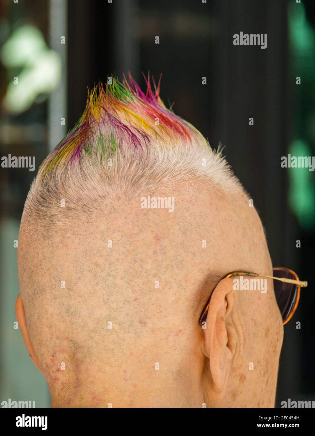Senior mit gefärbten Haaren in Tokio, Chuo, Japan Stockfoto