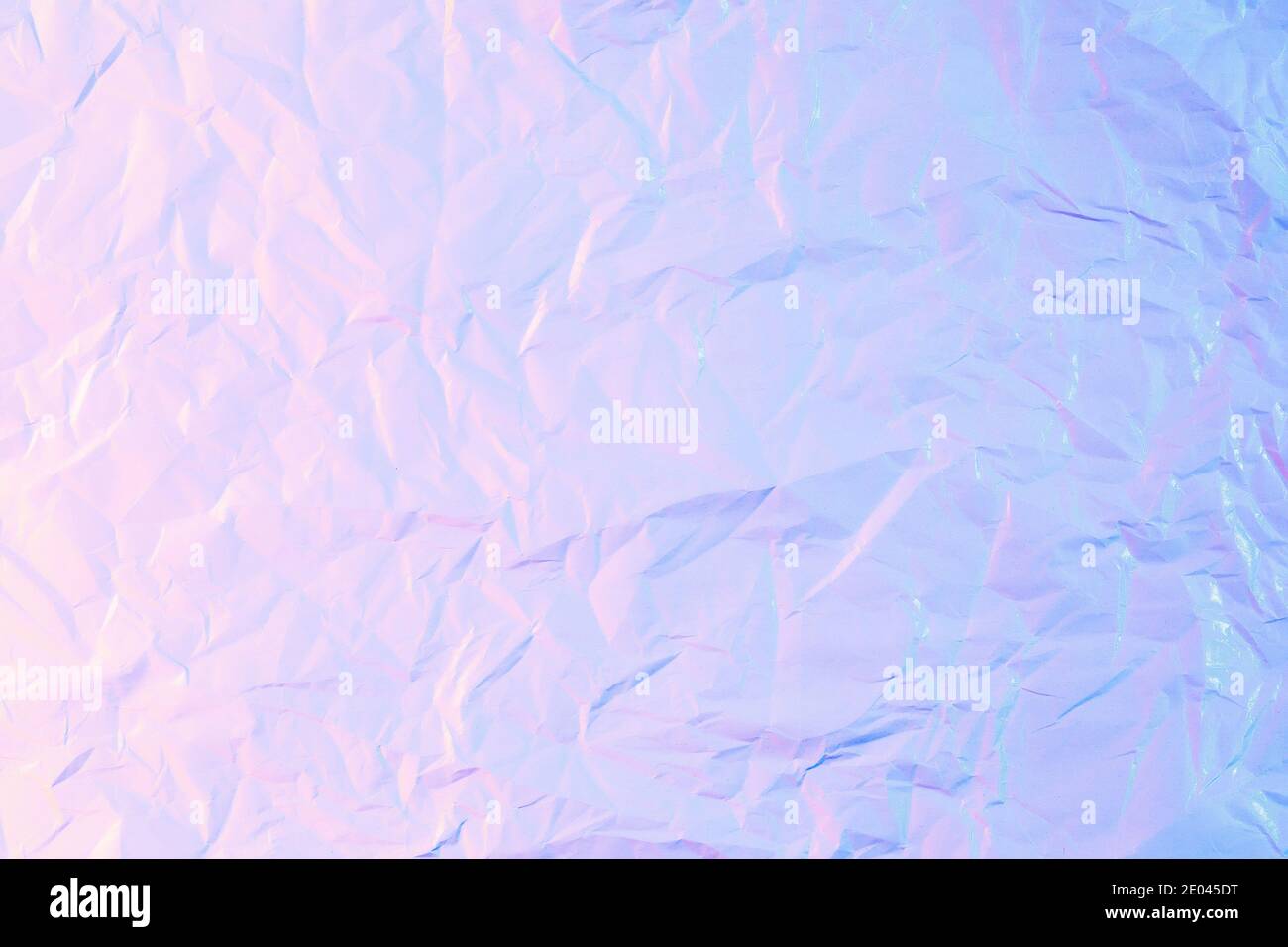 Weiß zerknittert Papier Textur Hintergrund in Neonlicht Stockfoto