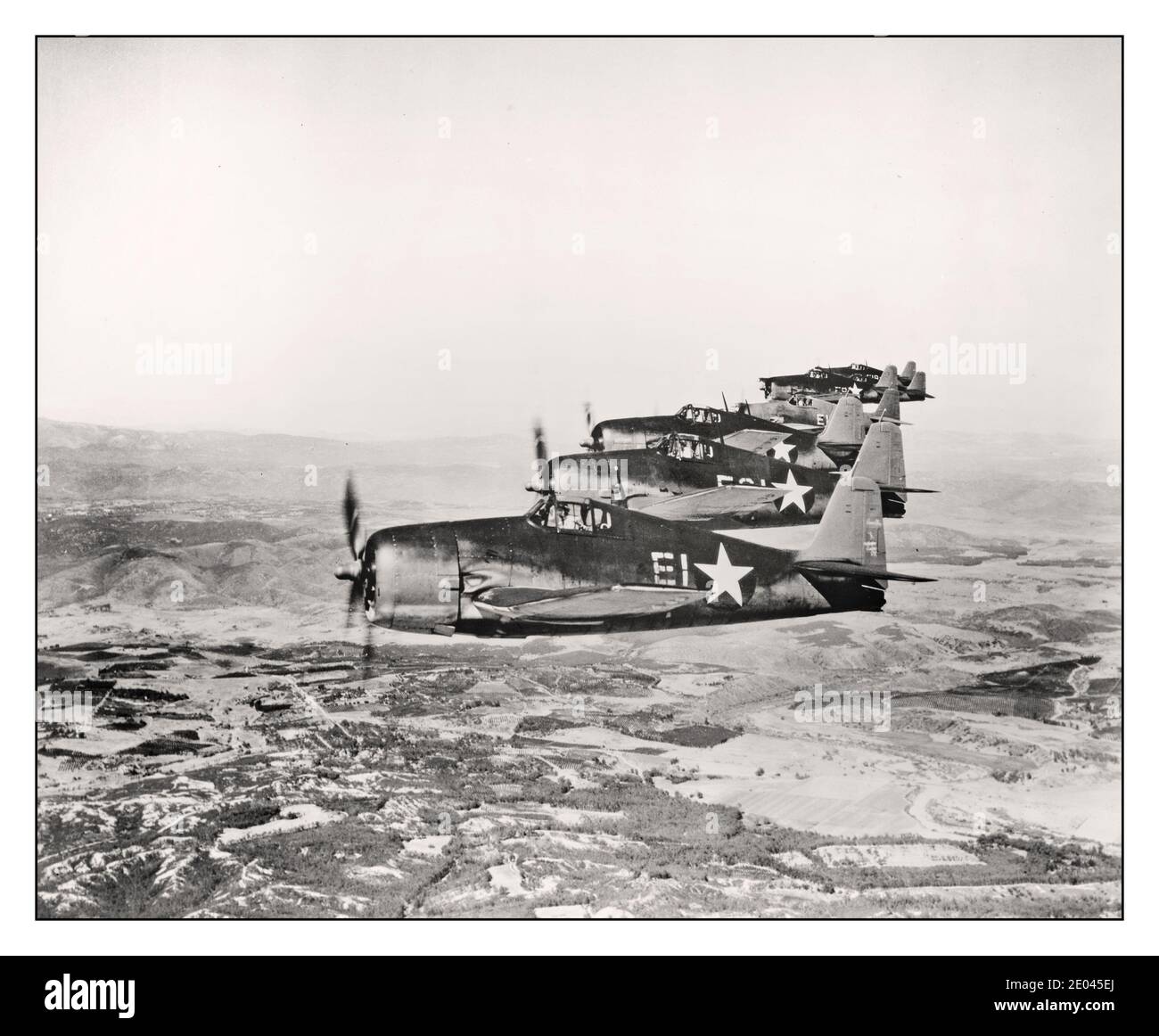 Archiv USAF Luftaufnahme von sieben Grumman Hellcat Flugzeugen im Flug erstellt / Veröffentlicht 1943. Flugzeuge--Vereinigte Staaten--1940-1950 - Weltkrieg, 1939-1945--Ausrüstung und Zubehör--amerikanische Luftaufnahmen--1940-1950. Offizielles US-Navy-Foto Stockfoto