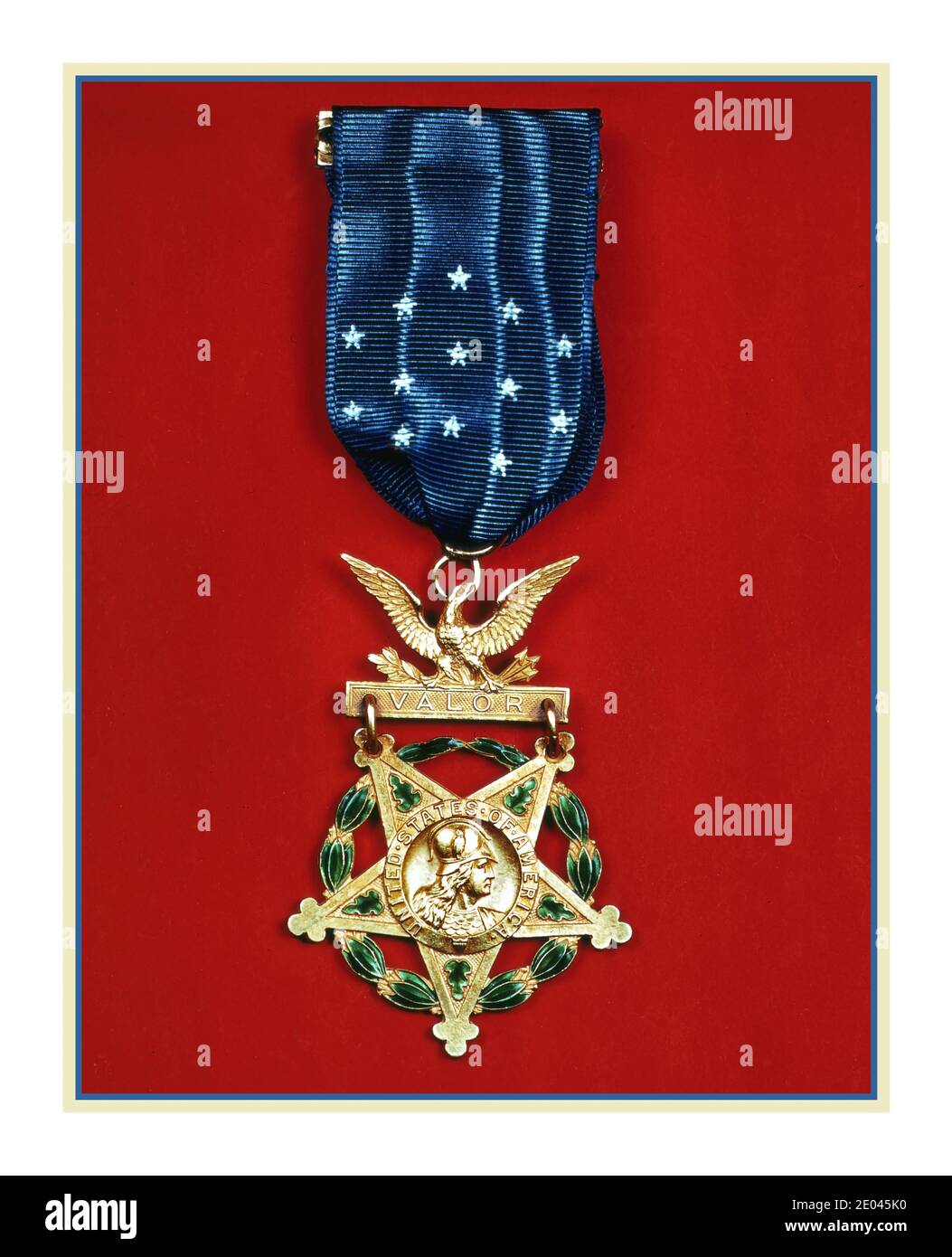 Medal of Honor USA WW2 American Medal for Exceptional Tapour [Medal of Honor] [Zwischen 1941 und 1945] im Zweiten Weltkrieg wurde die 1939-1945 Valour Medal des Congressional Medal of Honor (Ehrenmedaille des Kongresses) verliehen. USA Office of war Information, 1944. Amerika, USA Stockfoto