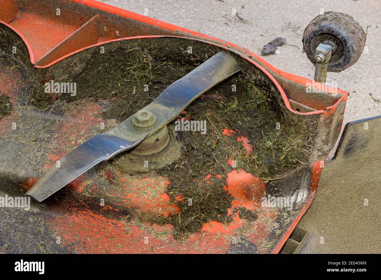 Schmutziges Rasenmäherdeck. Konzept der Rasenausstattung Reparatur, Wartung und Service Stockfoto